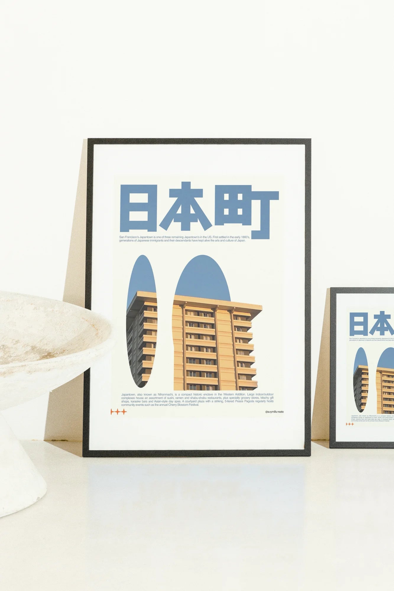 Une illustration numérique minimaliste représente une façade de bâtiment contemporain encadrée par des ovales bleus sur un ciel serein, transmettant la sérénité urbaine à travers des tons beiges chauds et des lignes nettes. blue, digital, minimalist, urban, yellow