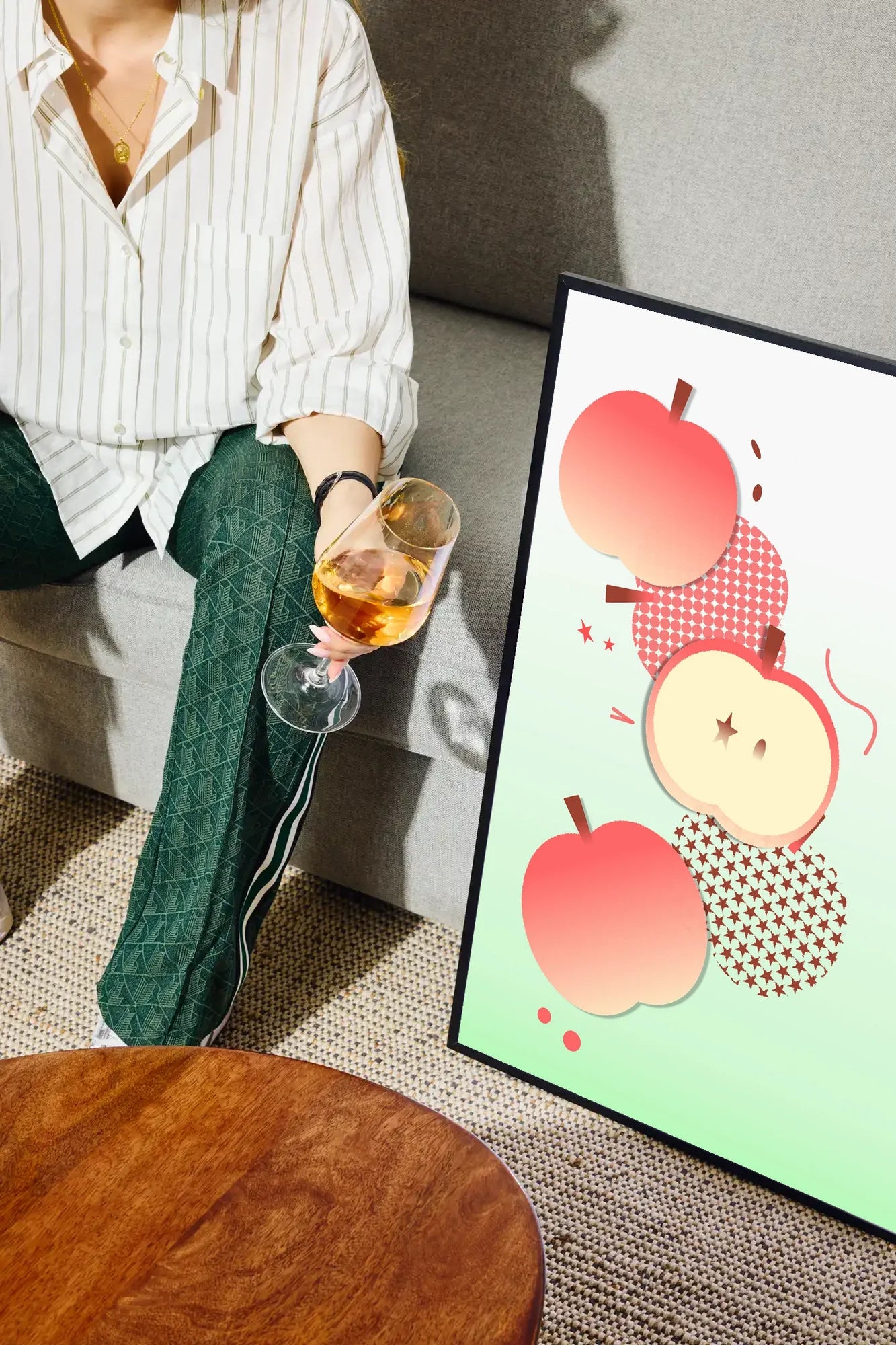 Apple Whispers - drinkglass-sofa