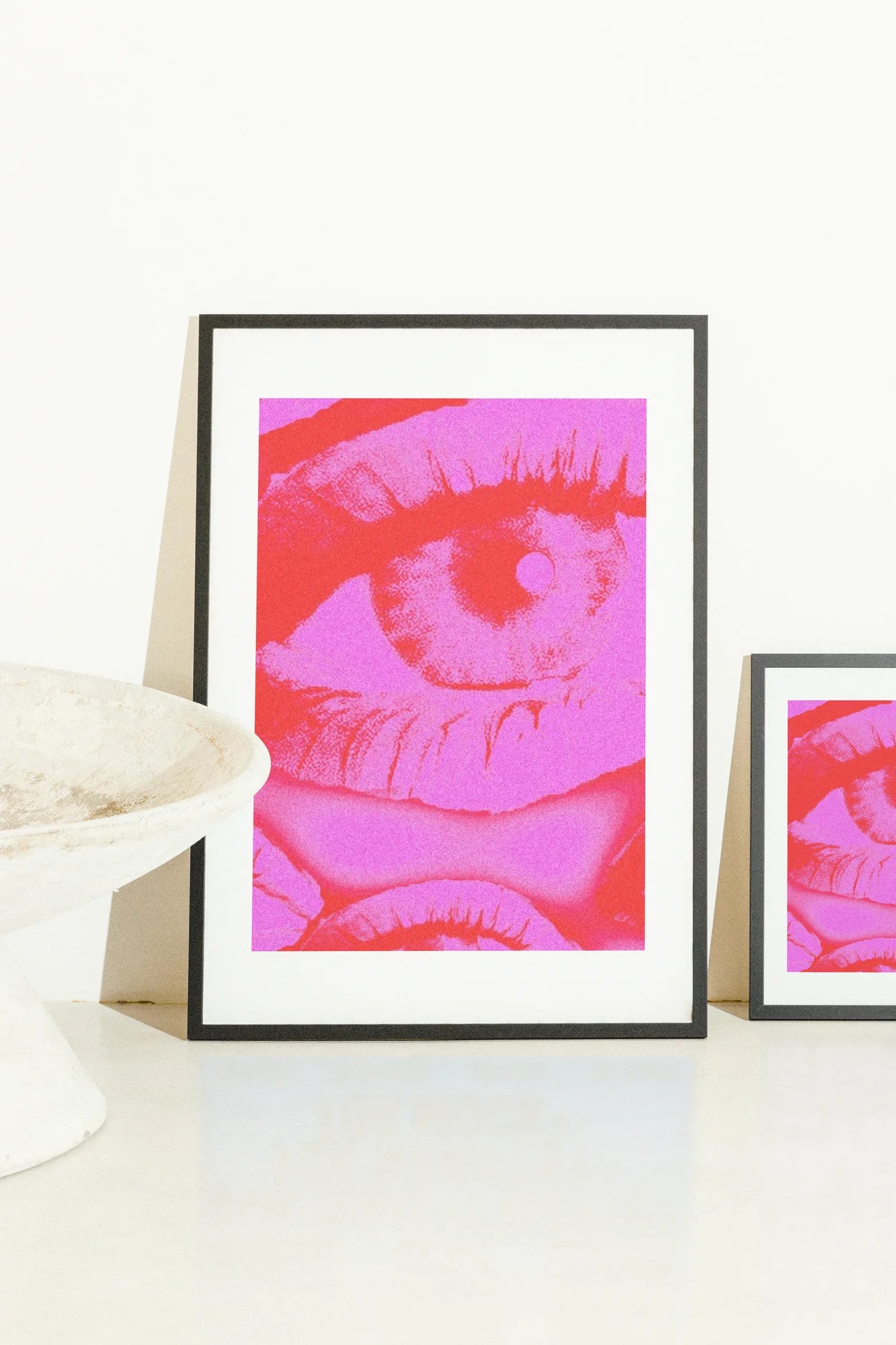 Un œil en gros plan rose et rouge vif avec des textures graphiques à contraste élevé, évoquant une ambiance néon intense et mystérieuse.. bold, digital, pink, red, surreal, vibrant