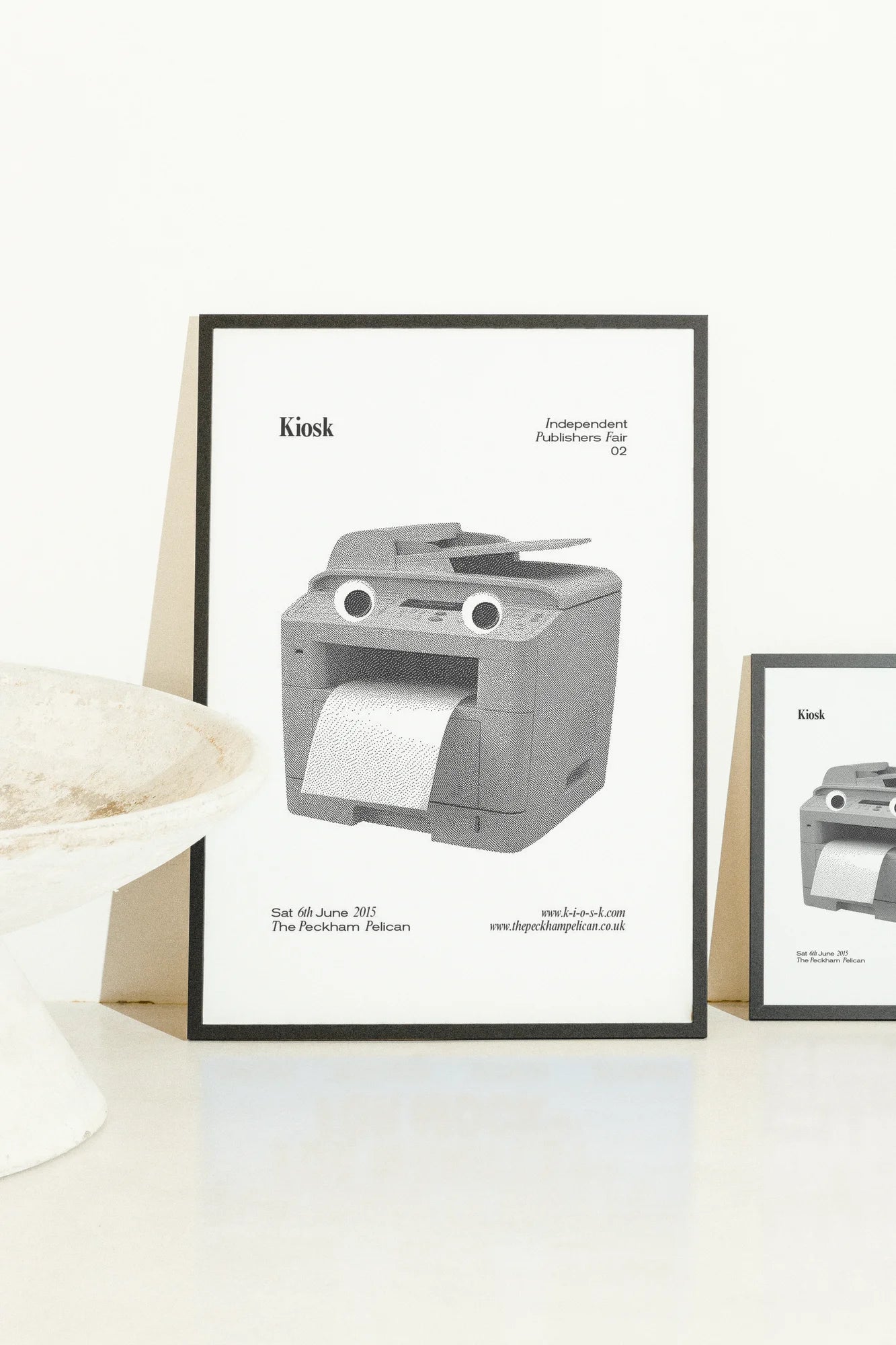 Un hommage monochromatique à l'efficacité industrielle, où les lignes épurées définissent la fonction. Le photocopieur témoigne du flux de travail moderne, rendu avec un minimalisme serein en gr. black, illustration, minimalist, monochrome, white