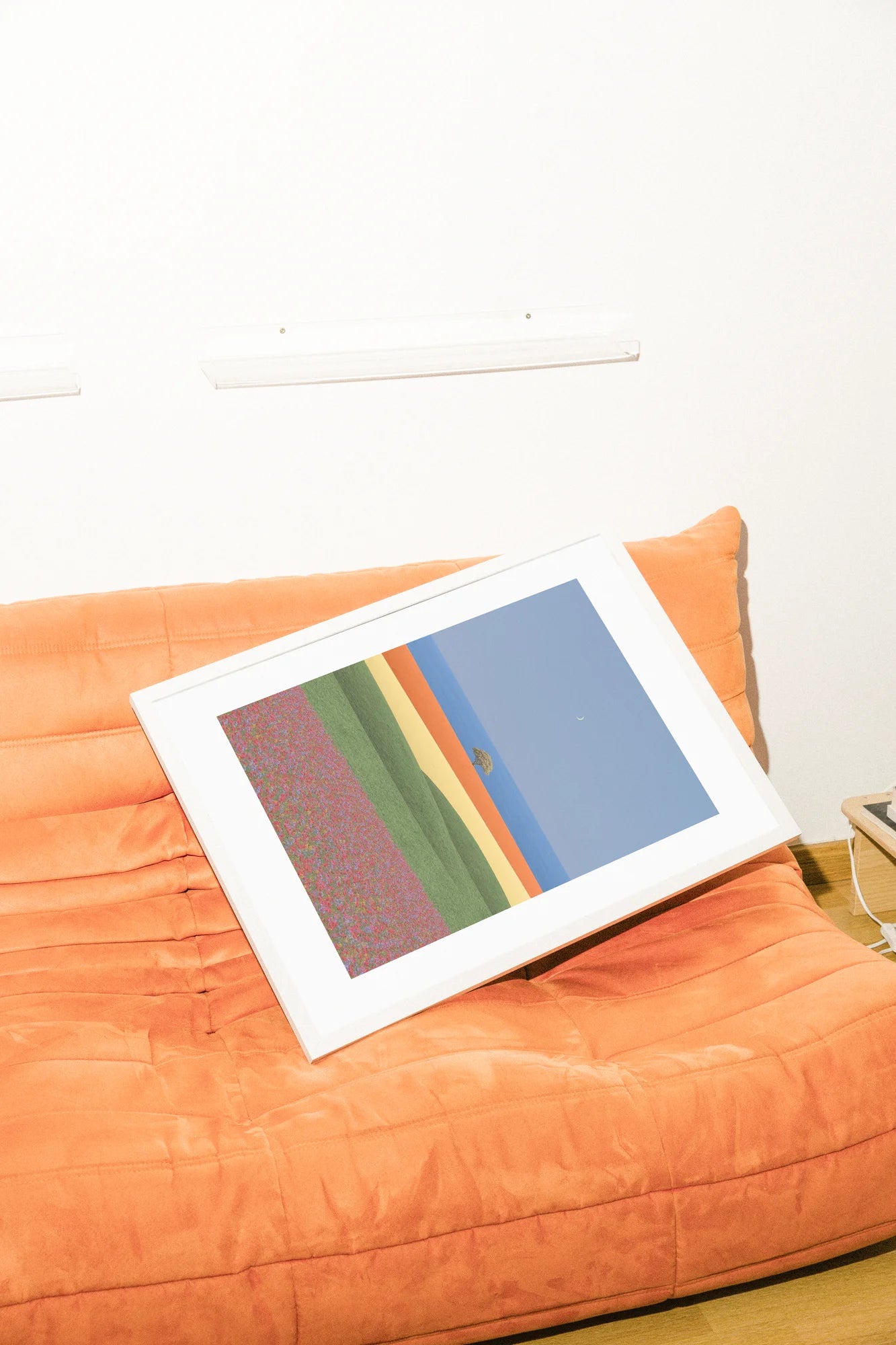 Paysage minimaliste surréaliste avec des bandes de couleurs horizontales du rouge au vert, un arbre solitaire, un océan bleu et un croissant de lune sous un terrain dégradé. Évoque une tranquillité sereine.. blue, minimalist, orange, serene, surreal, yellow