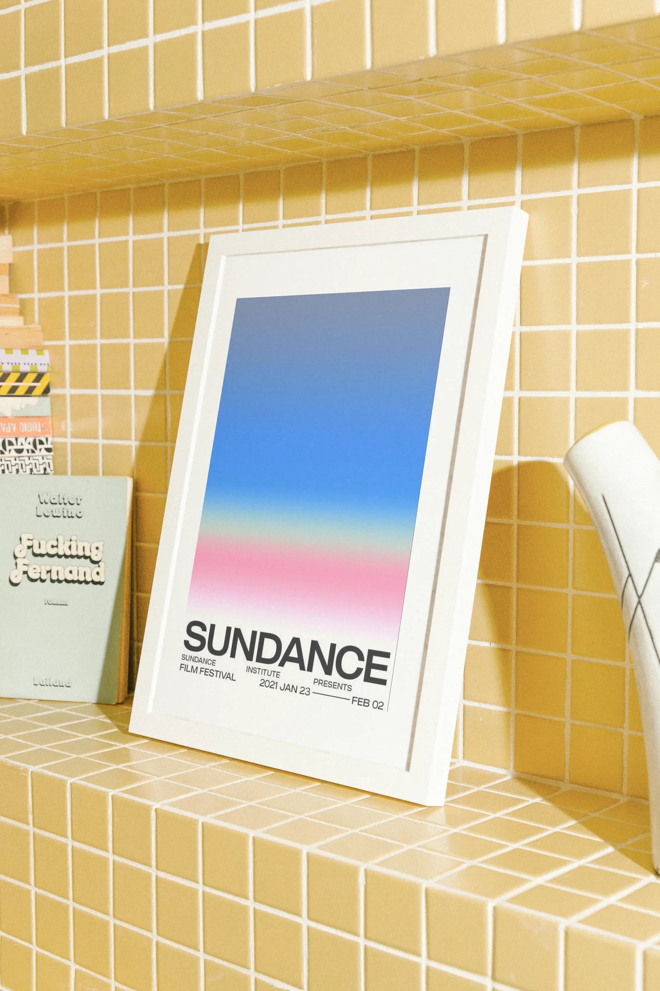 Un dégradé doux passe du bleu océan profond au rose poudré, sur une typographie noire audacieuse pour Sundance 2024. La composition minimaliste évoque le cœur émotionnel du cinéma moderne.. blue, minimalist, modern, pink, typographic