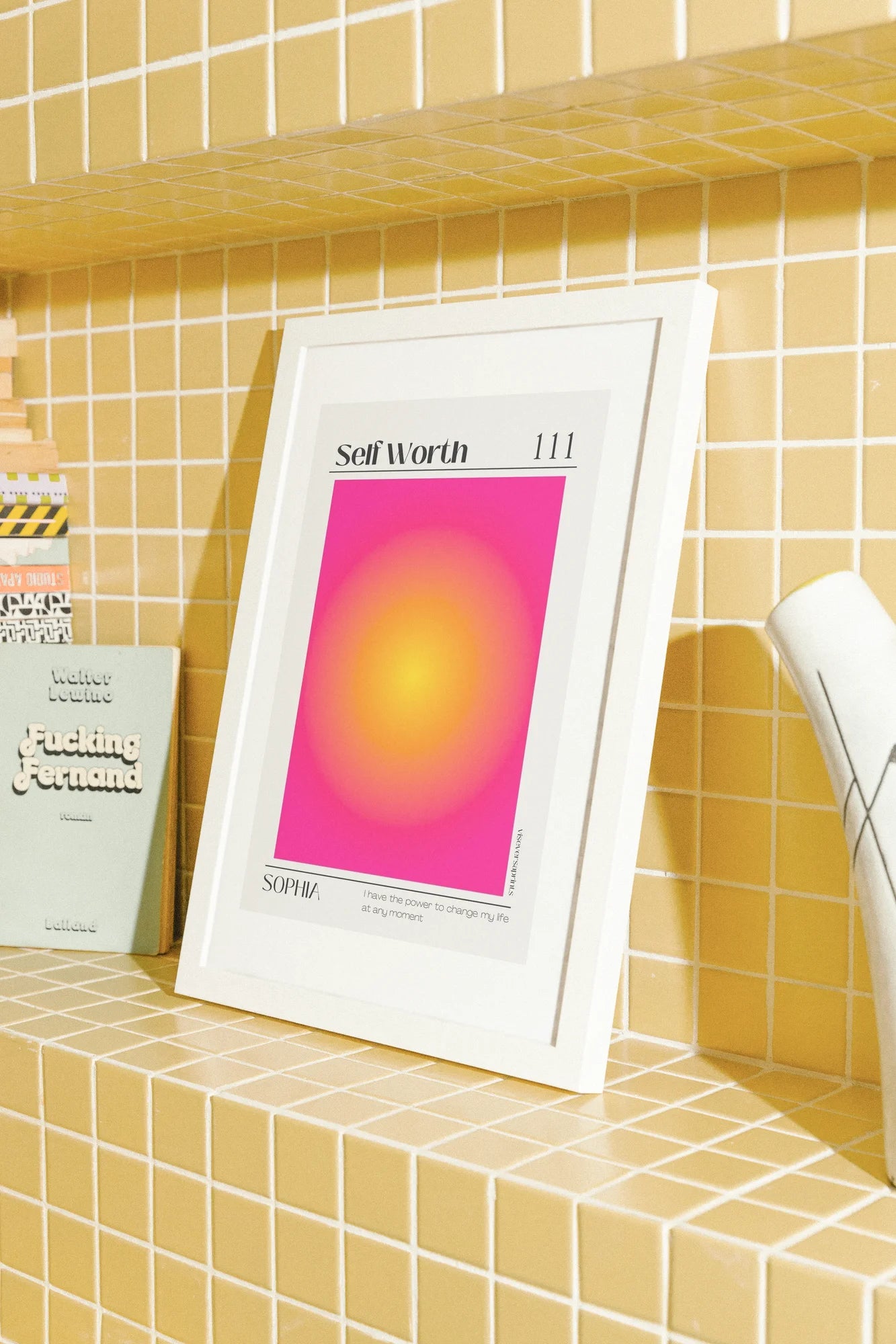 Une sphère dégradée vibrante passe du rose doux à l'ambre chaud sur une toile d'un blanc éclatant, encadrée par une typographie audacieuse. Un chef-d'œuvre numérique moderne évoquant l'espoir et l'énergie.. abstract, minimalist, modern, orange, pink