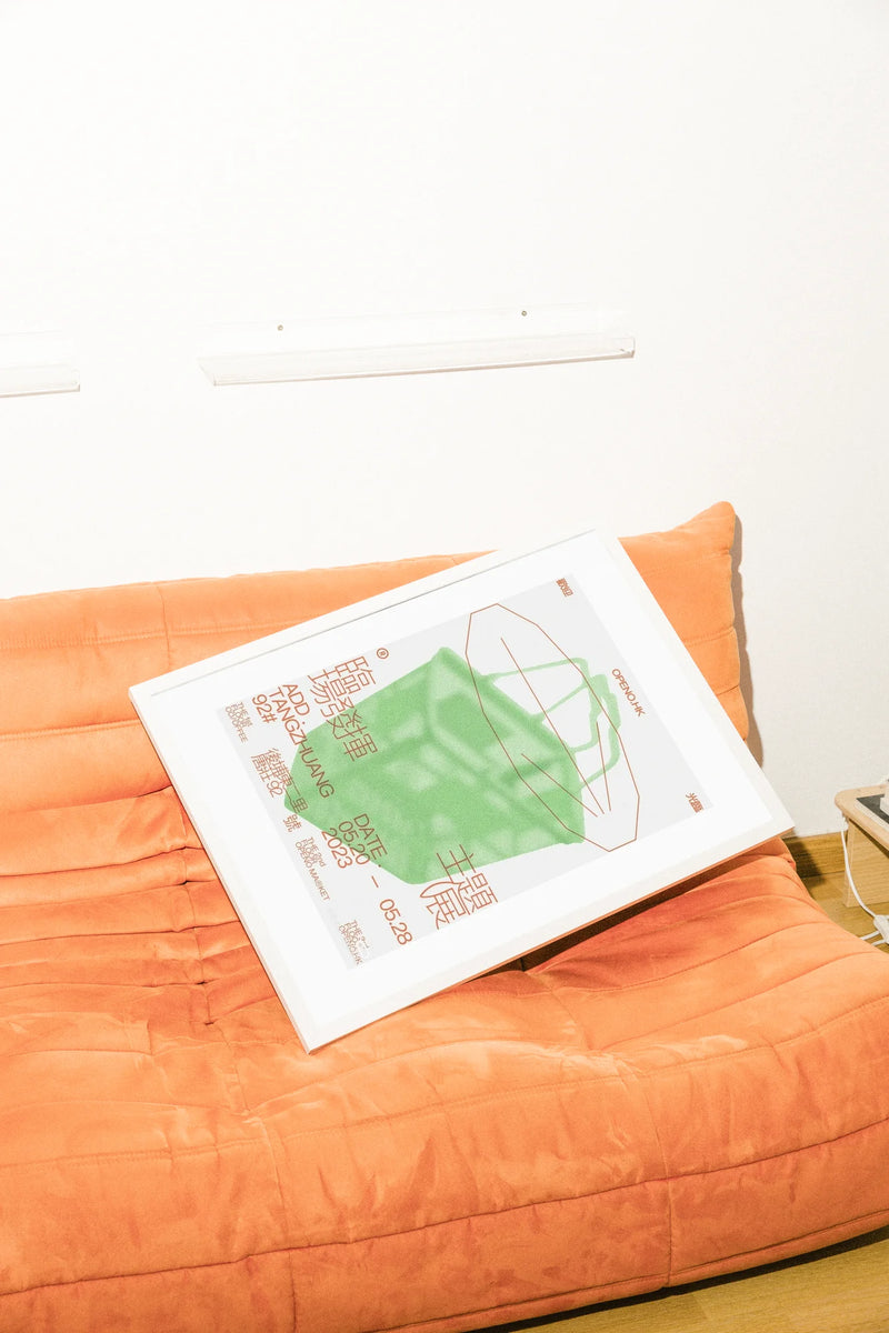 Une silhouette de sac de courses vert minimaliste encadrée par des lignes géométriques audacieuses marron et orange. Des lignes épurées, une typographie moderne, évoquant une ambiance contemporaine.. brown, geometric, green, minimalist, red, typographic
