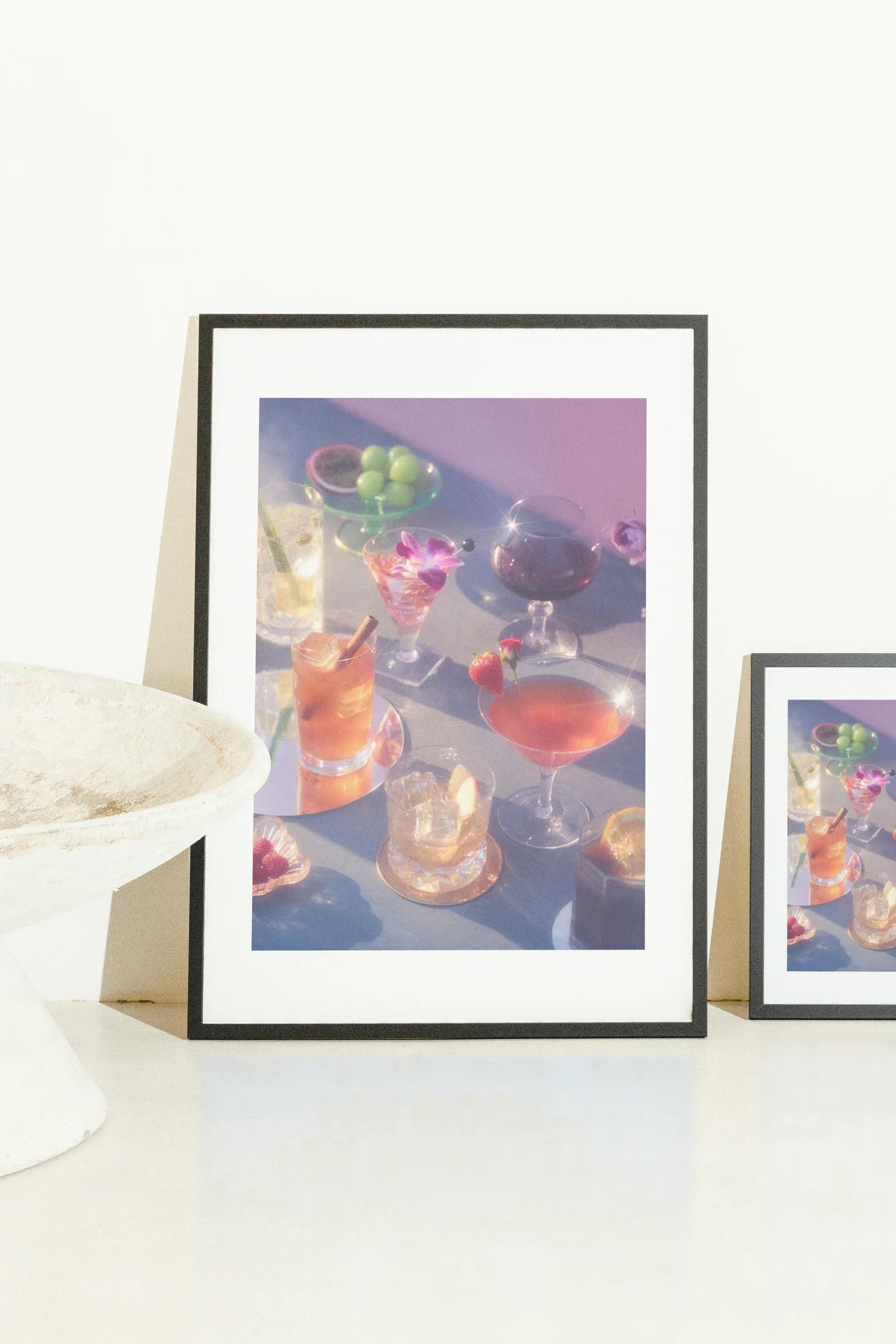 Un poste de cocktail chaleureusement éclairé où le verre brillant rencontre les agrumes ondulés, capturant une vitalité festive et un art moderne sophistiqué.. orange, photographic, pink, purple, still life, vibrant