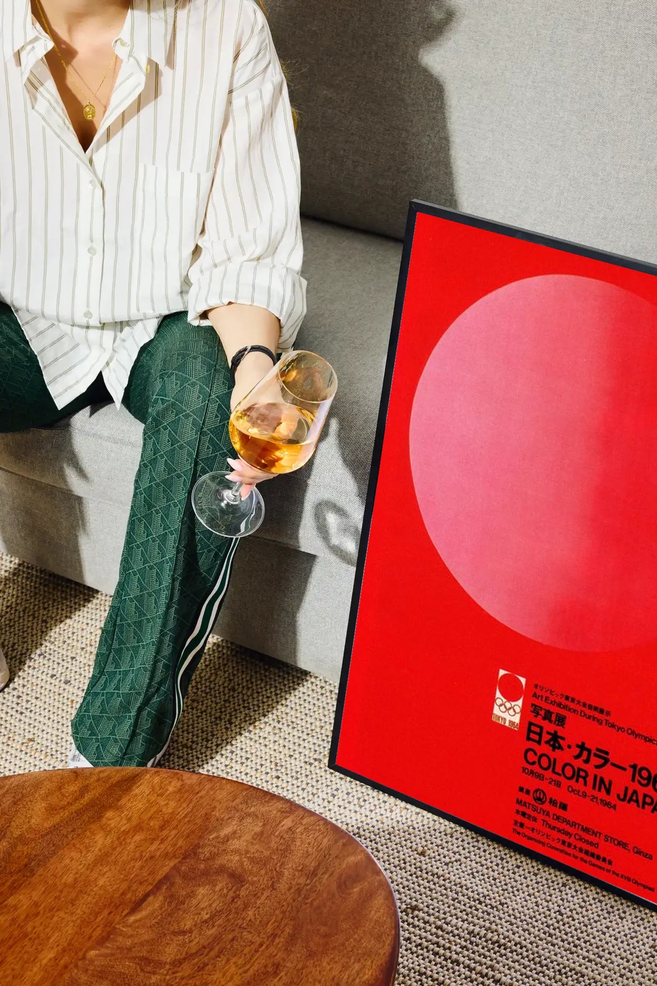 Crimson Pulse - drinkglass-sofa