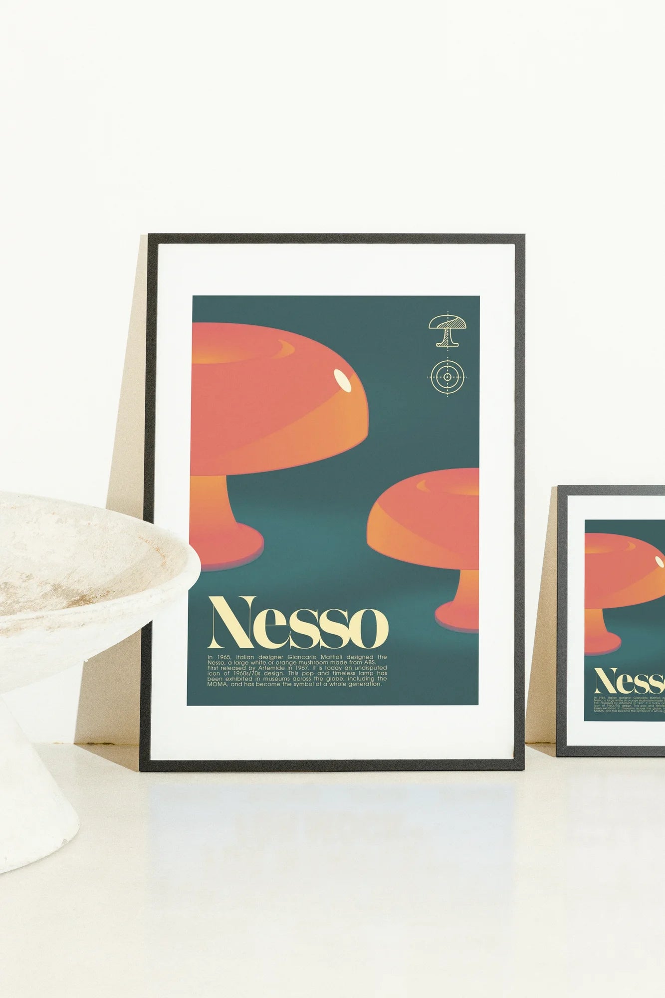 Une typographie audacieuse rencontre une géométrie organique sur une toile sarcelle profonde. Une interprétation numérique vibrante de champignons stylisés aux bords nets et à l'énergie cinétique.. botanical, geometric, minimalist, orange, red, teal