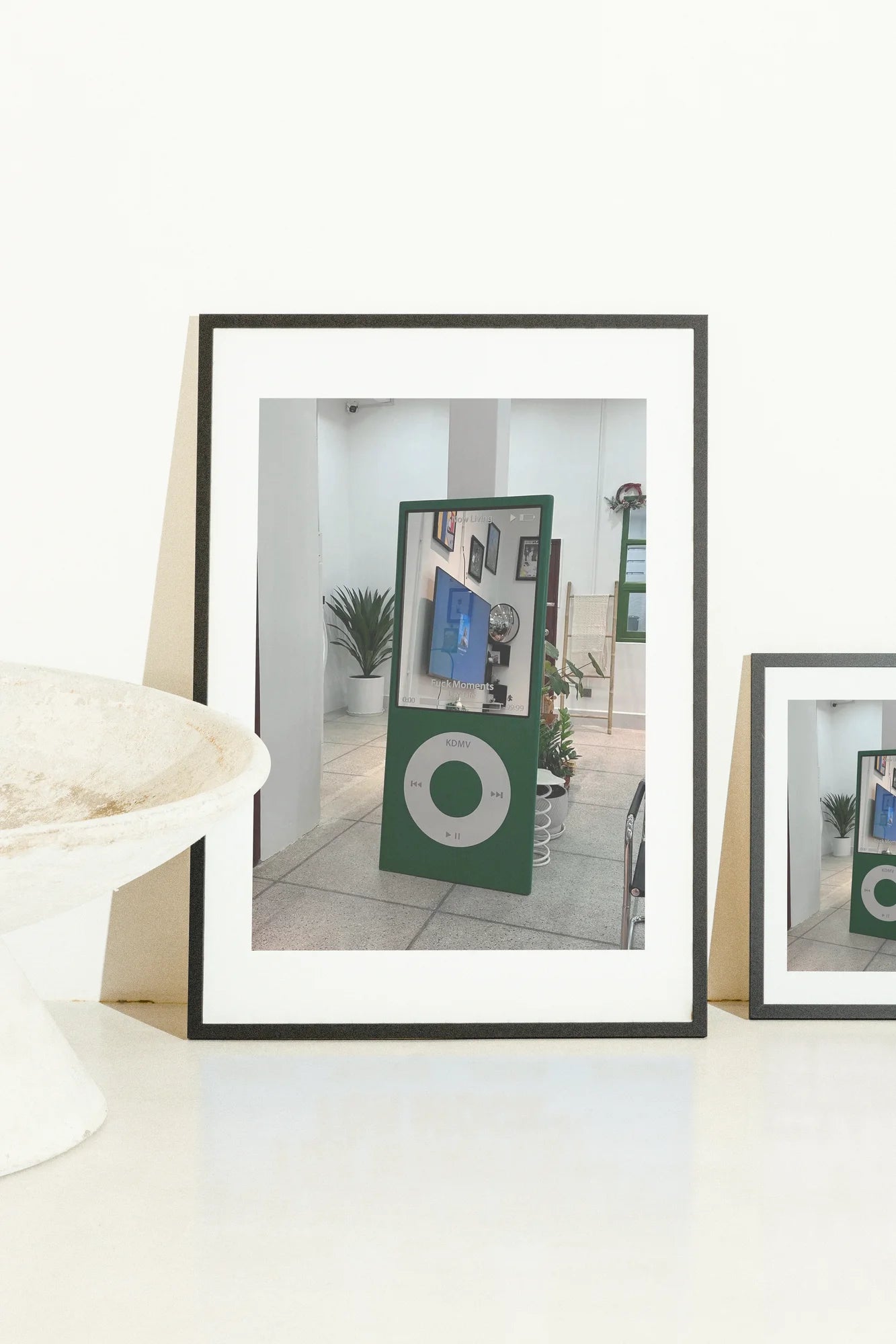 Un écran d'iPod vert moderniste révèle une scène de pièce calme, mêlant minimalisme numérique et sérénité cinématographique.. green, minimalist, modern, photographic, vintage, white