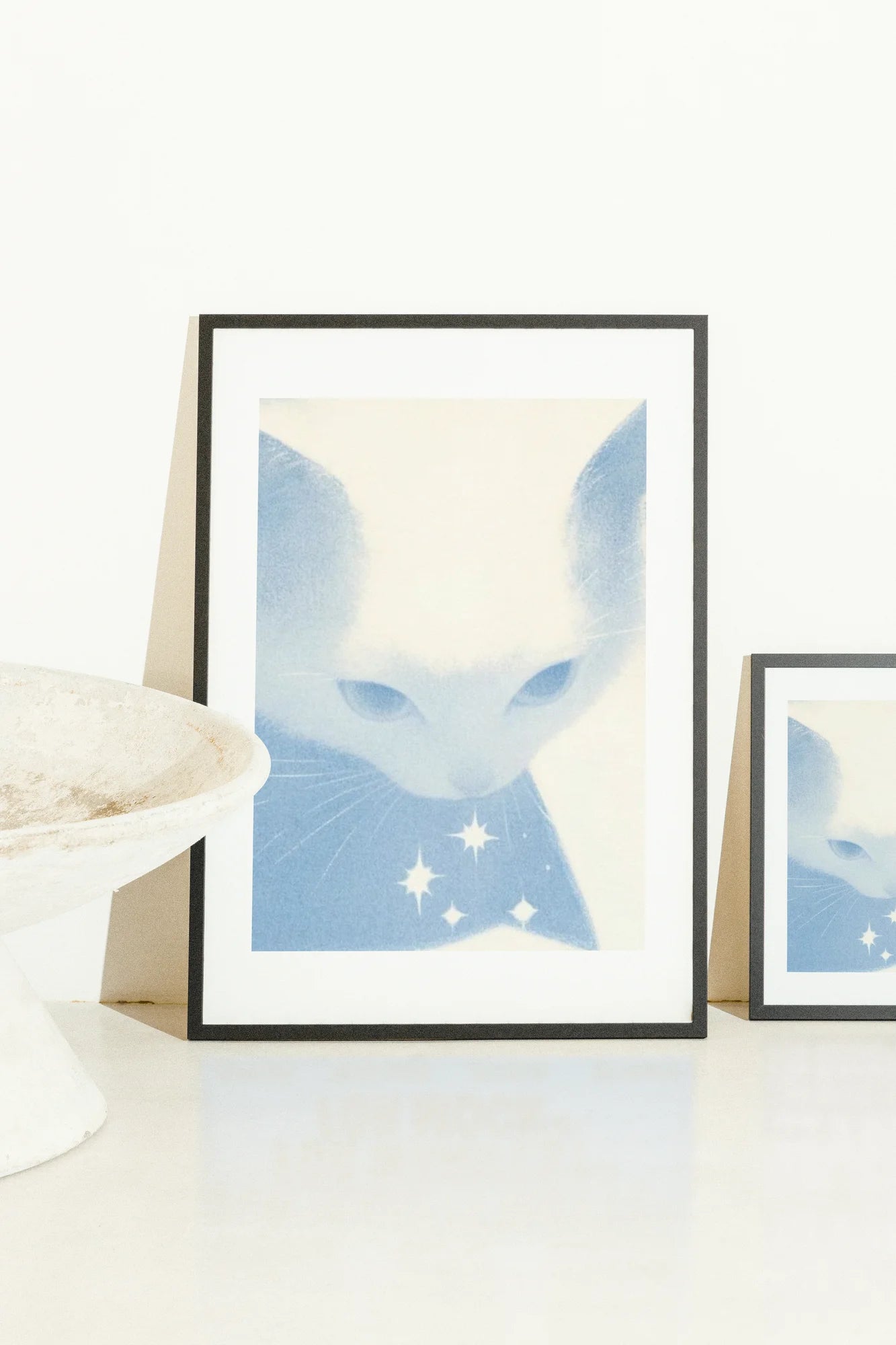 Portrait éthéré de chat de couleur claire infusé de rêves célestes, capturant un moment de tranquillité sereine à travers l'art numérique minimaliste.. blue, ethereal, minimalist, portrait, white