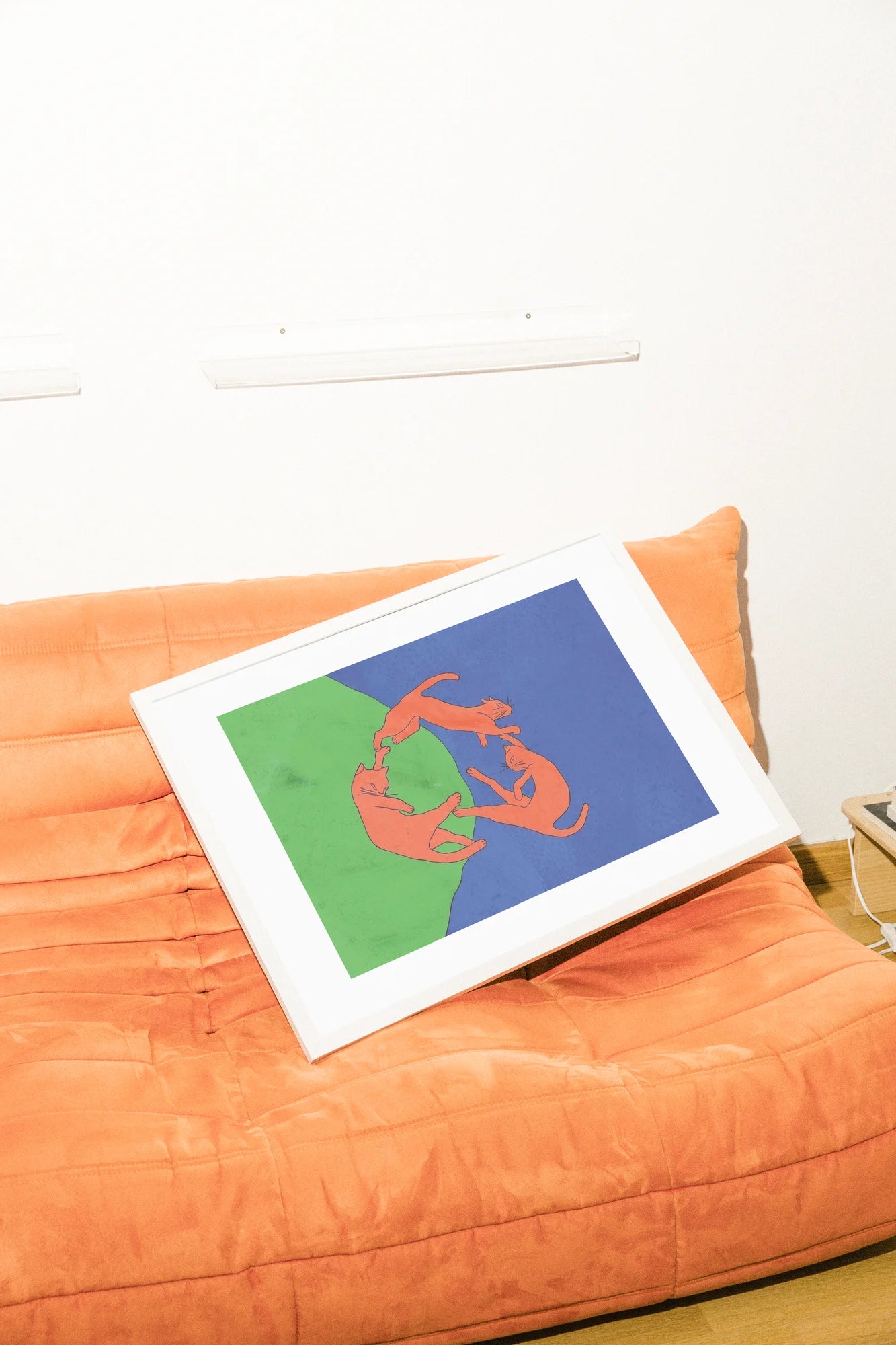 Art numérique minimaliste présentant quatre chats oranges disposés en cercle parfait au sommet d'une colline verdoyante. Des contours audacieux et des blocs plats créent une énergie vibrante sur un vide bleu profond.. blue, digital, green, minimalist, orange, vibrant