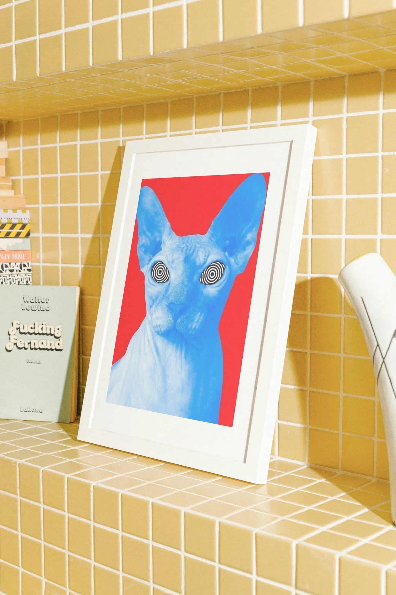 Un chat Sphynx numérique aux yeux en spirale fixe un champ rouge vif. Minimaliste, surréaliste et saisissant.. blue, illustration, minimalist, red, surreal