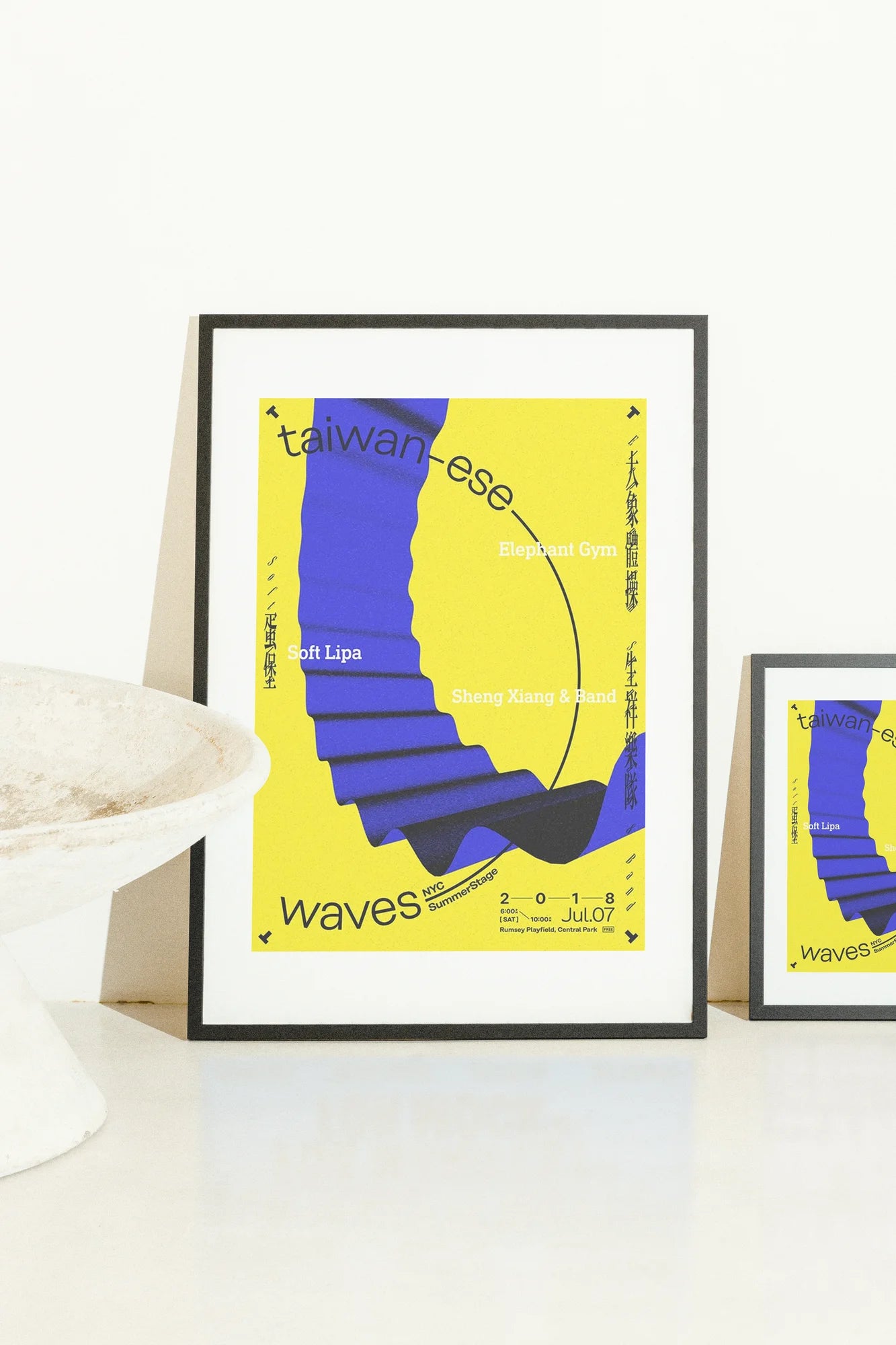 Des vagues jaunes audacieuses rencontrent des vides bleus profonds avec une typographie noire nette annonçant des événements culturels. Une énergie graphique moderne.. black, blue, geometric, modern, typographic, yellow