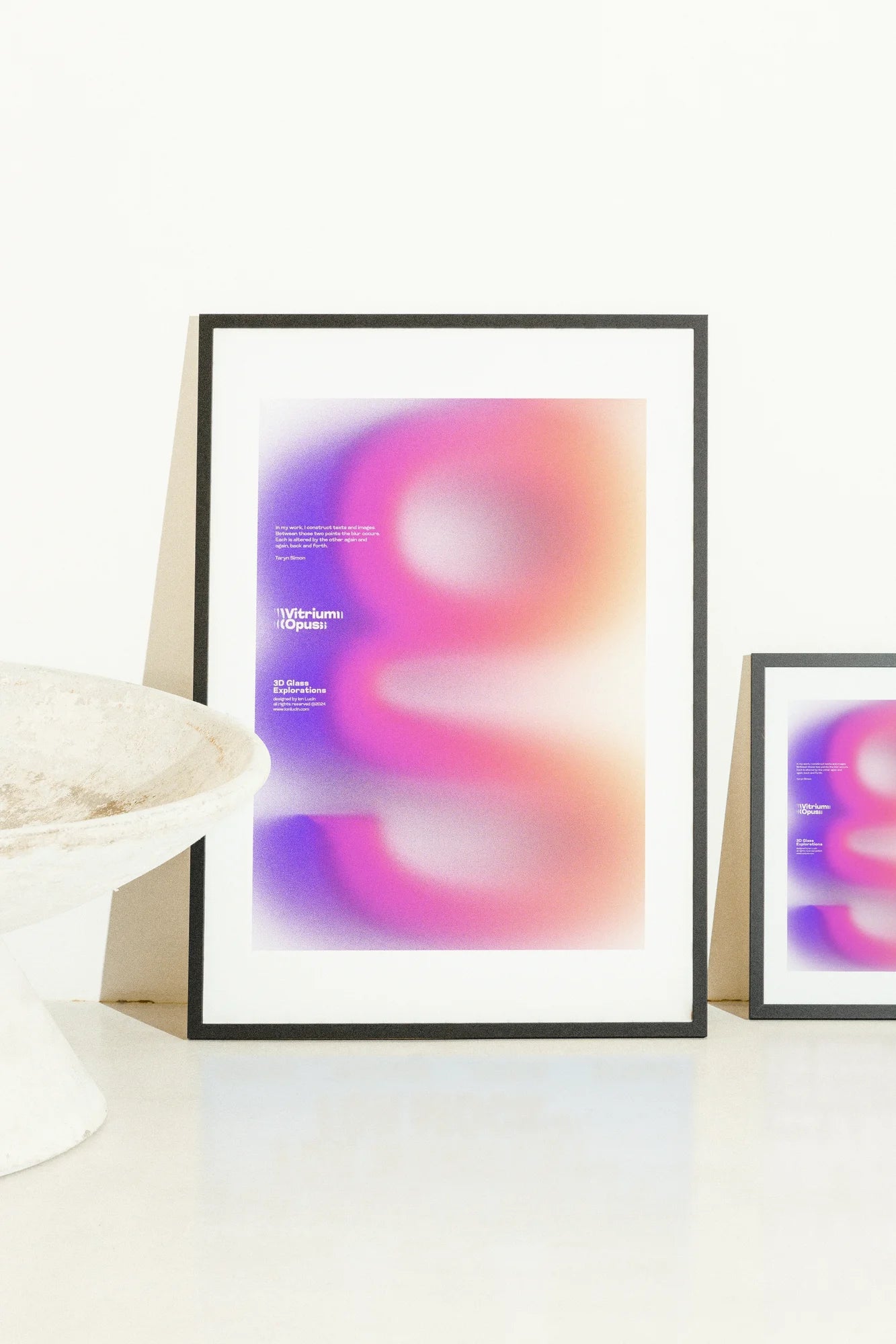 Une illustration numérique minimaliste de formes de verre abstraites et fluides dans des dégradés vibrants de rose et de violet. Capturant une énergie futuriste à travers un mouvement dynamique.. abstract, illustration, minimalist, orange, pink, purple