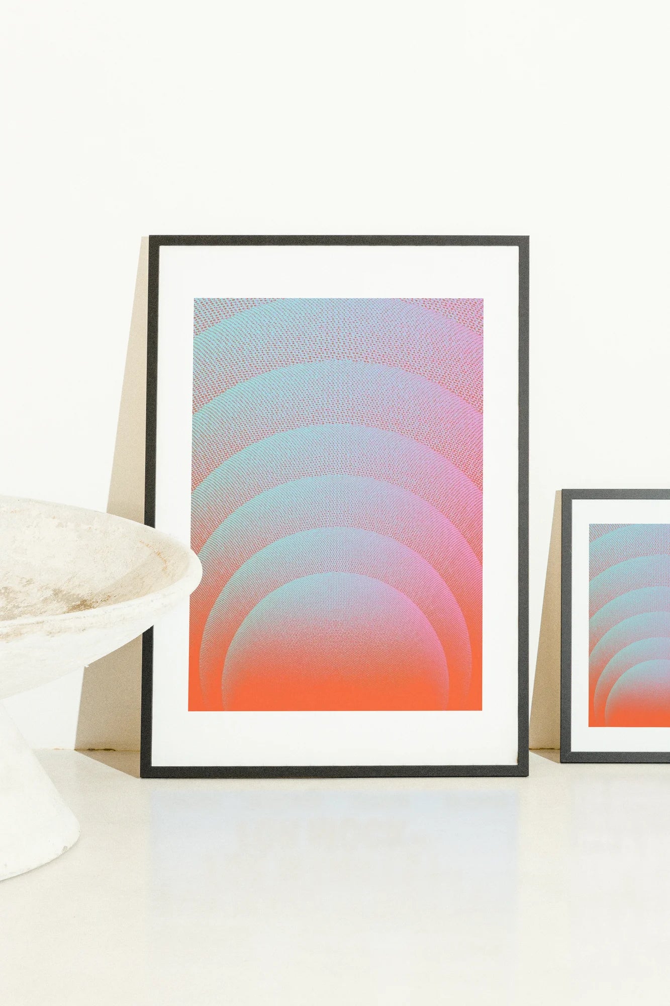 Illustration numérique de cercles concentriques superposés formant un effet d'ondulation, avec un dégradé du cyan froid au rouge chaud. Une composition sereine et minimaliste évoque une tranquillité futuriste.. abstract, digital, minimalist, orange, red, teal