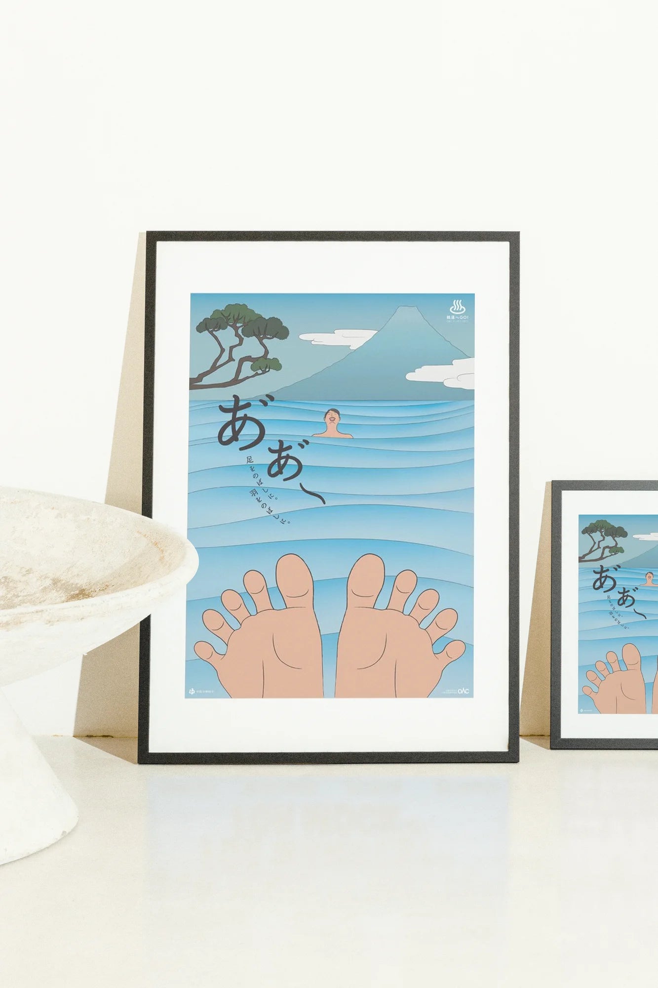 Paysage numérique minimaliste surplombant une étendue bleue tranquille où des pieds sereins foulent sous des montagnes imposantes et des arbres émeraude. L'esthétique japonaise paisible mêle un calme bl. blue, digital, green, minimalist, nature, serene