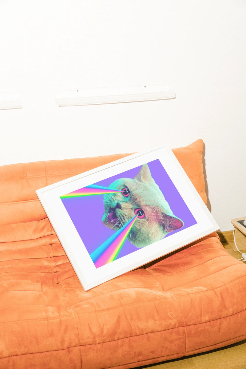 Œuvre d'art numérique surréaliste d'un chat émettant des rayons laser sur un dégradé violet.. blue, digital, green, pink, playful, surreal