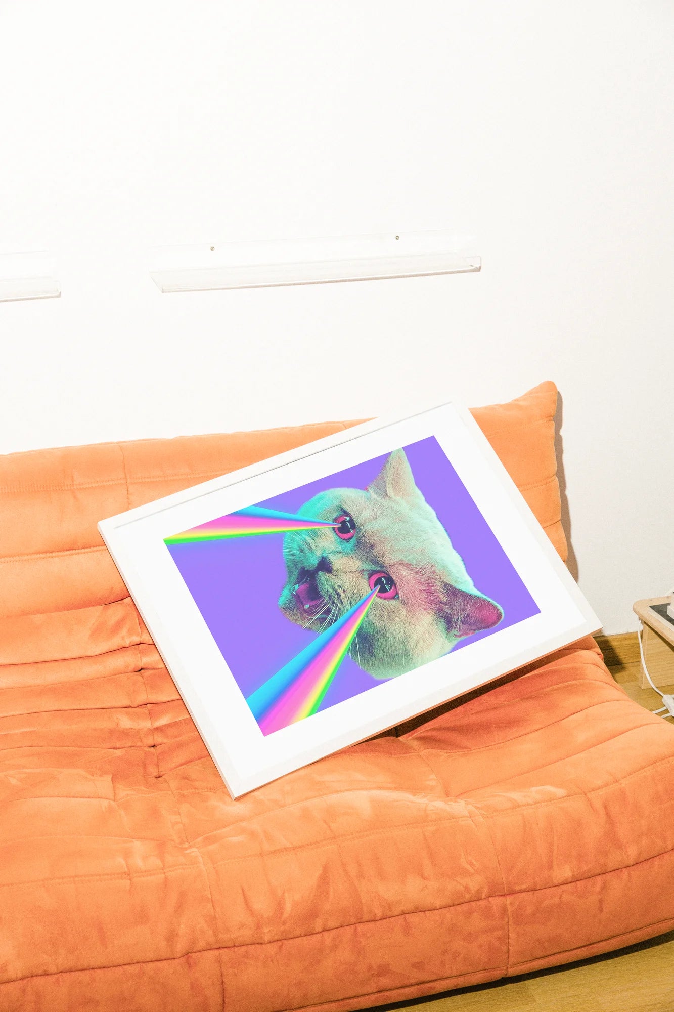 Œuvre d'art numérique surréaliste d'un chat émettant des rayons laser sur un dégradé violet.. blue, digital, green, pink, playful, surreal