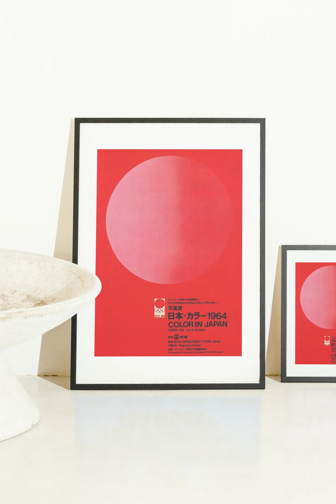 Une affiche graphique minimaliste audacieuse présentant un cercle rouge saisissant, évoquant une ambiance énergique mais sereine grâce à un contraste saisissant et une typographie épurée.. bold, minimalist, pink, red, vibrant