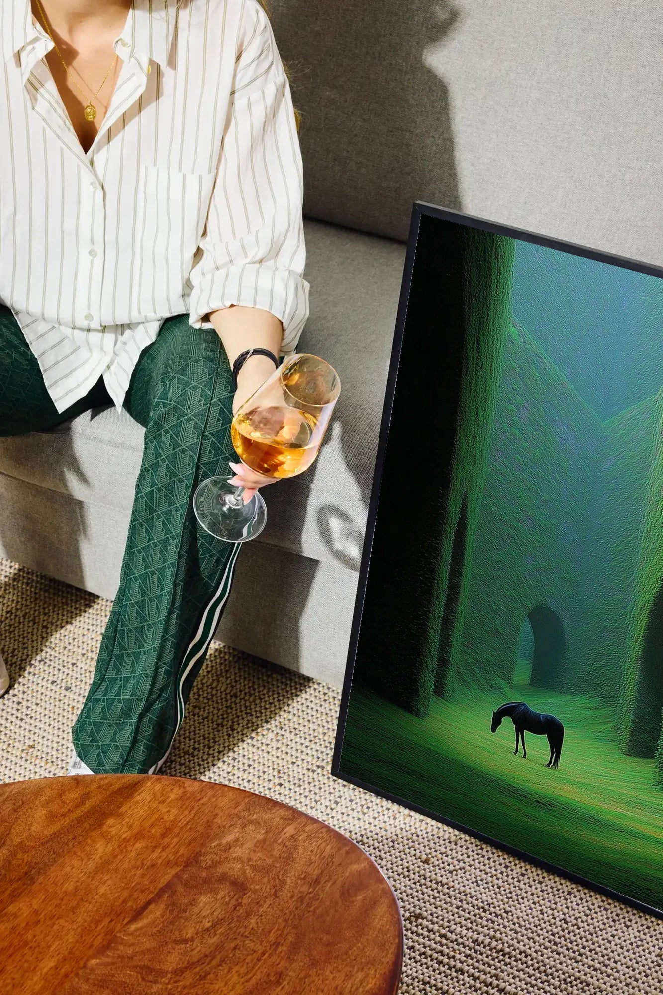Silent Gaze - drinkglass-sofa