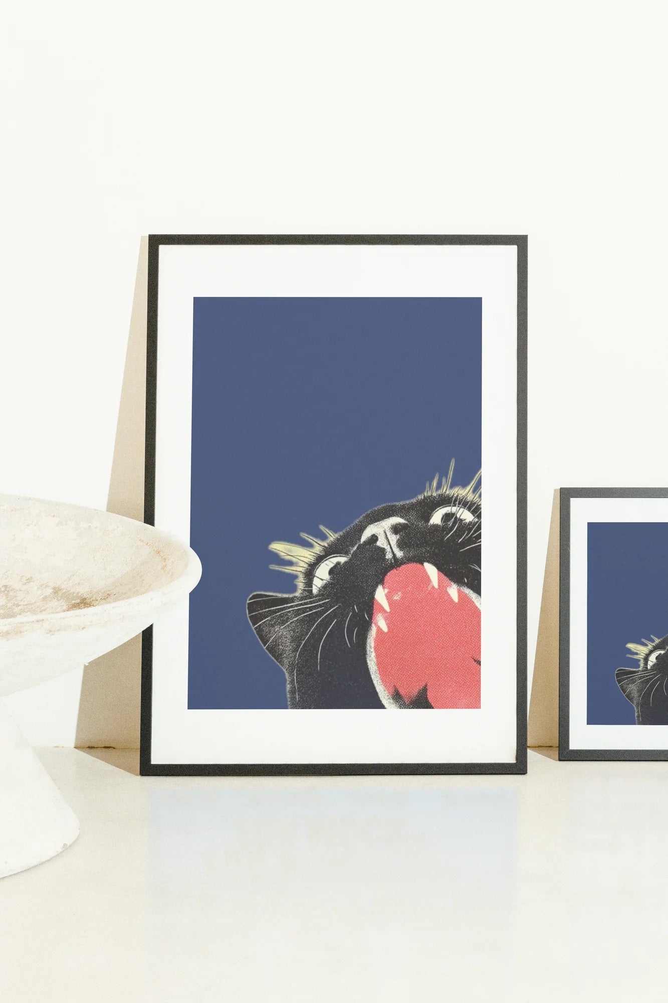 Une impression à l'encre rétro présente un gros plan d'un chat noir aux lèvres rouges audacieuses et aux dents blanches étincelantes sur un bleu profond. Le style graphique à contraste élevé capture une énergie ludique dans un minimalisme.. black, blue, ink, minimalist, playful, red, retro