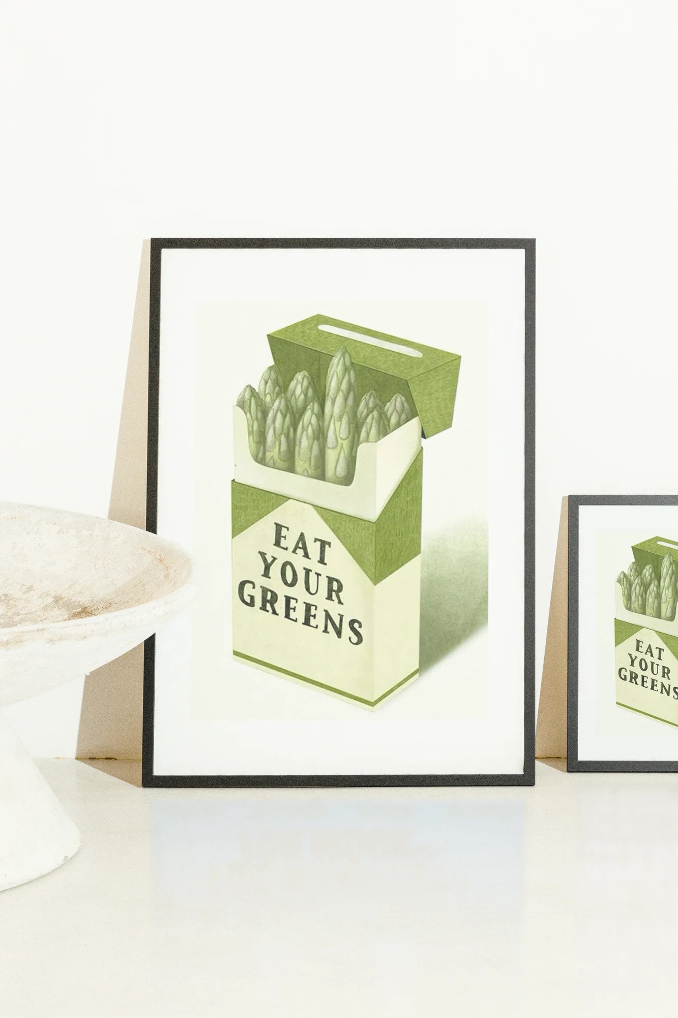 Une illustration numérique plate présente une joyeuse boîte d'asperges verte et blanche avec une typographie audacieuse. La composition minimaliste évoque la santé, la fraîcheur et une éducation ludique.. digital, green, illustration, minimalist, white