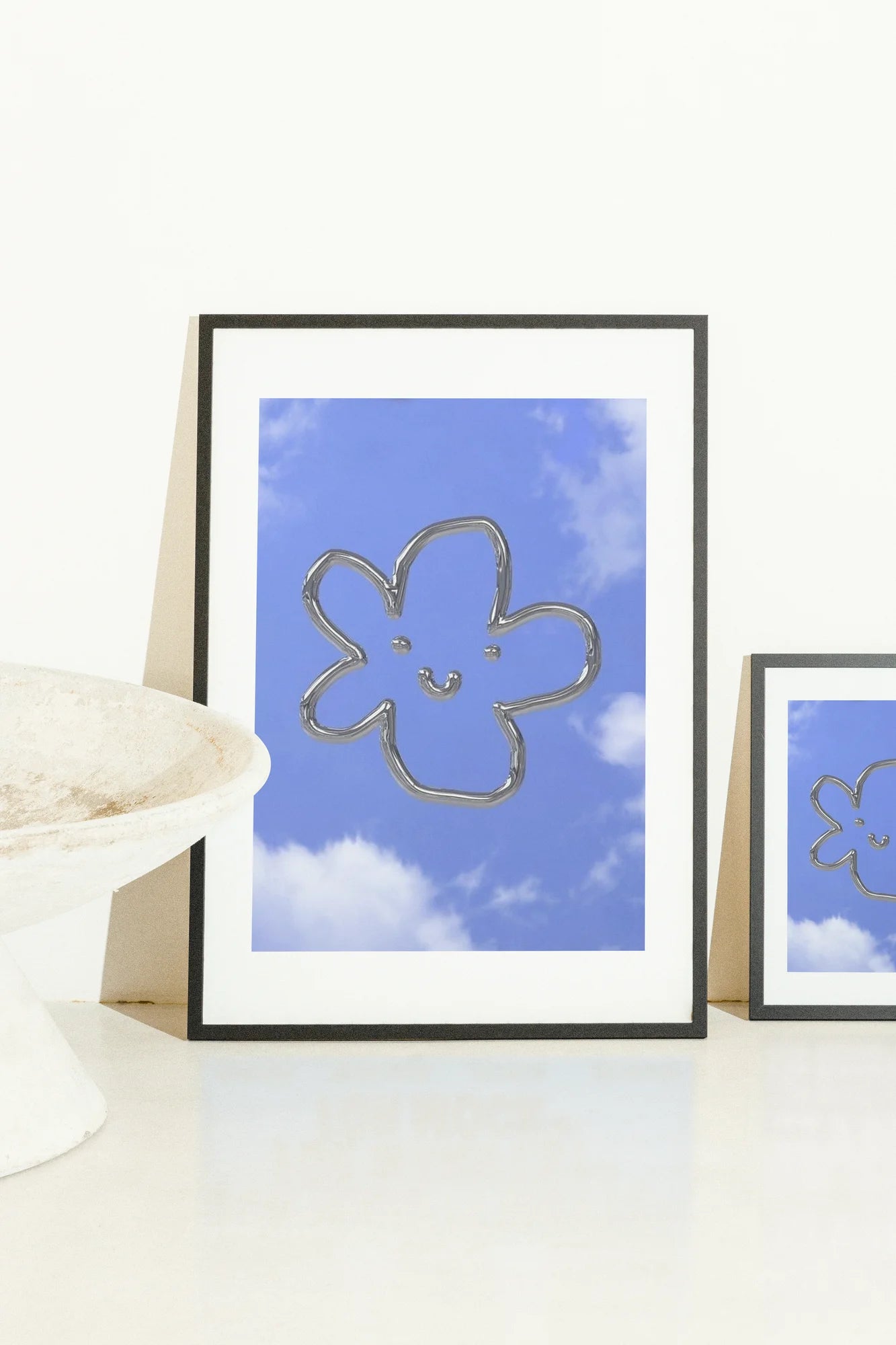 Une flore métallique minimaliste arbore un visage joyeux sur un ciel bleu éclatant, capturant l'esthétique des galeries d'art moderne et une sérénité exaltante.. blue, digital, floral, minimalist, silver, white