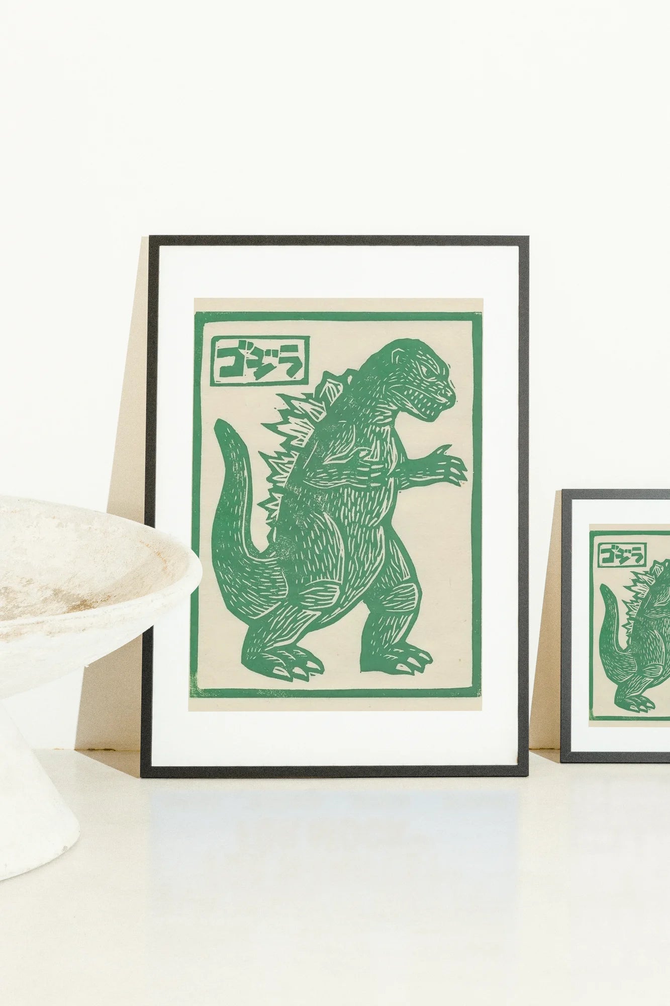 Rendu audacieux à l'encre de Godzilla sur fond blanc éclatant, capturant une menace brute à travers des traits de graphite texturés.. green, illustration, ink, line art, white