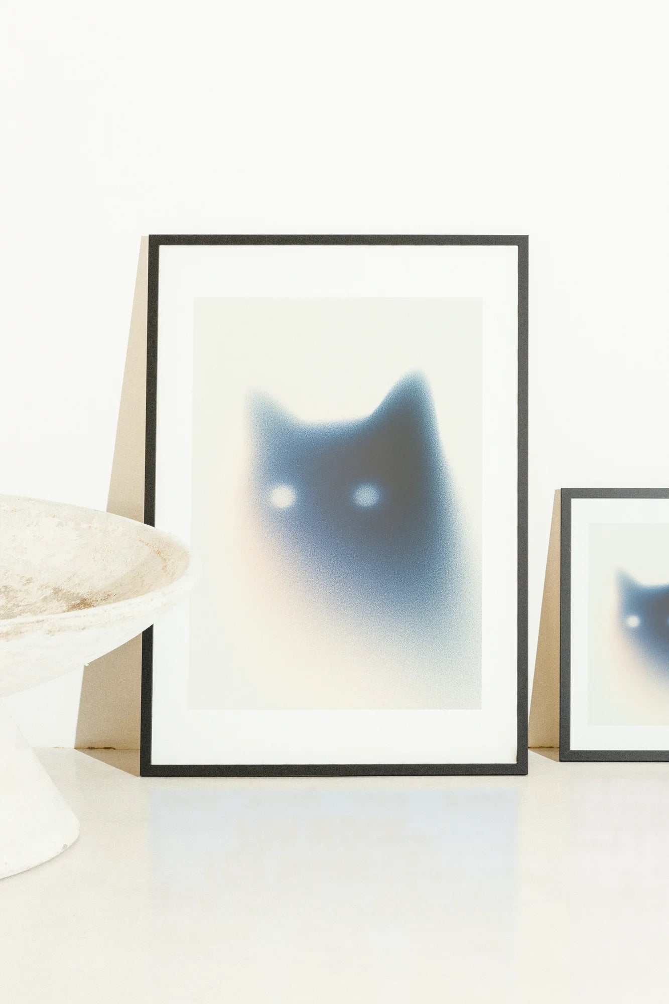 Une lueur bleue froide révèle une silhouette de chat floue, éthérée et mystérieuse.. abstract, blue, minimalist, serene, white
