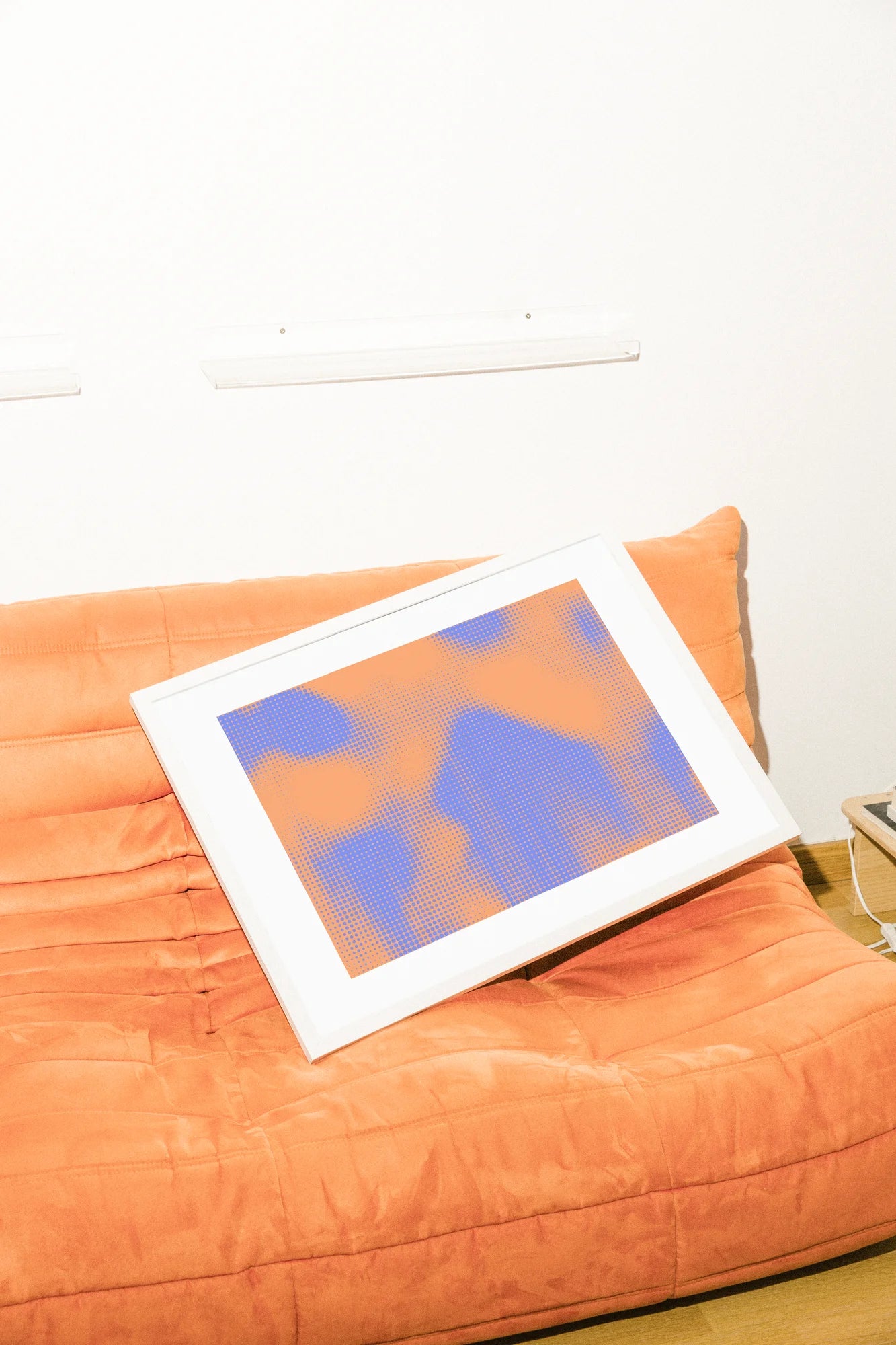 Impression numérique en demi-teintes de formes organiques fluides en orange vibrant et bleu électrique, capturant l'énergie dynamique de la fluidité abstraite.. blue, digital, illustration, minimalist, orange