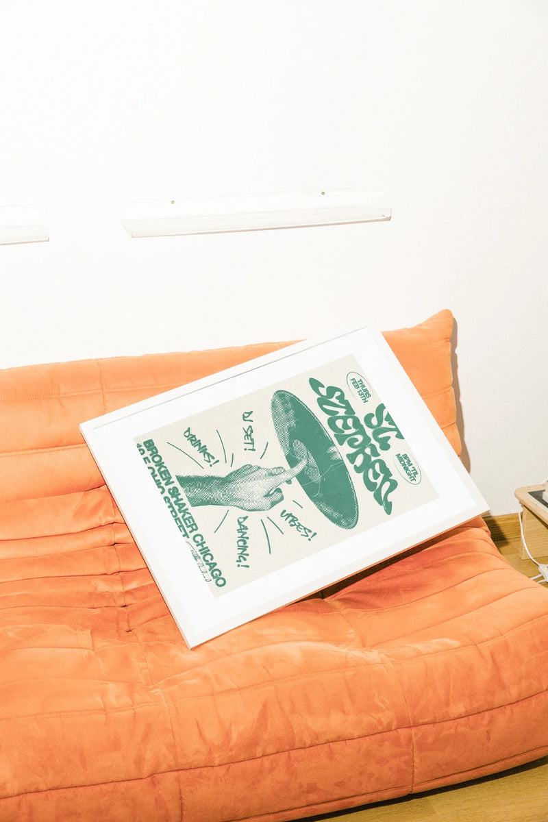 Une encre audacieuse rencontre un vert vibrant sur un blanc cassé, capturant un flyer rétro-festif où une main repose sur son propre chapeau. Une typographie dynamique pulse d'un rythme énergique.. black, green, illustration, retro, typographic, white