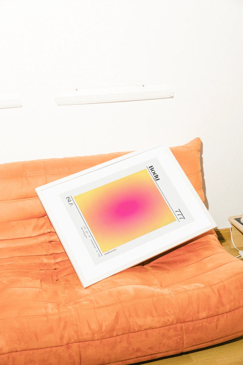 Des jaunes aux roses se dissolvent dans un paysage numérique serein. Une typographie minimaliste ancre un champ de dégradé calme, évoquant une vitalité contemporaine et un rythme tranquille.. abstract, geometric, minimalist, pink, yellow