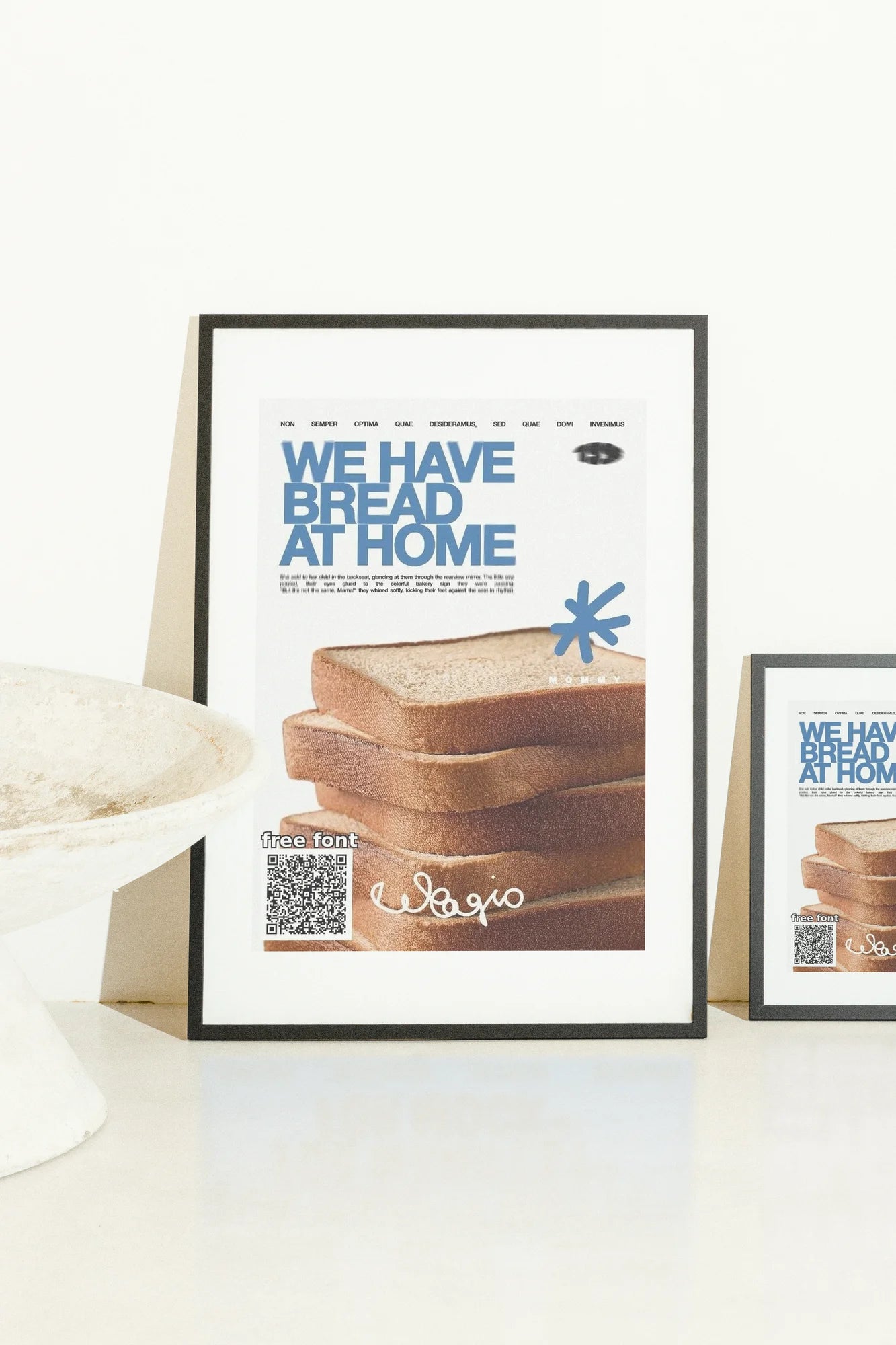Art numérique minimaliste présentant une pile de pain grillé avec une typographie audacieuse superposée à des tons bruns chauds et des accents bleus froids. Moderne, invitant et poétiquement évocateur.. blue, brown, illustration, minimalist, warm