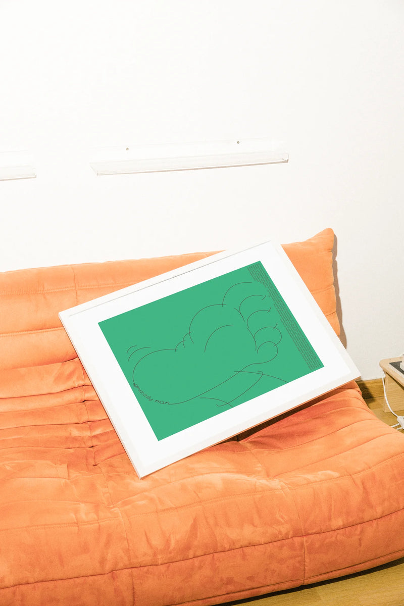 Une toile vert uni présente une esquisse minimaliste de pied humain, rendue en fines lignes noires pour une ambiance abstraite et tranquille.. black, green, ink, line art, minimalist