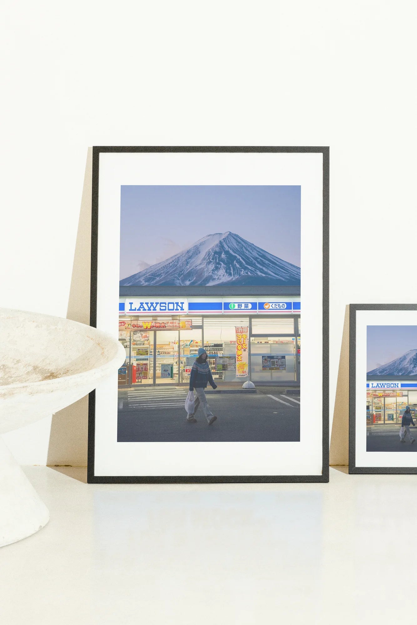 Des bleus froids encadrent l'intérieur serein d'un dépanneur, avec vue sur la grandeur du Mont Fuji.. blue, earth, minimalist, photographic, serene, white