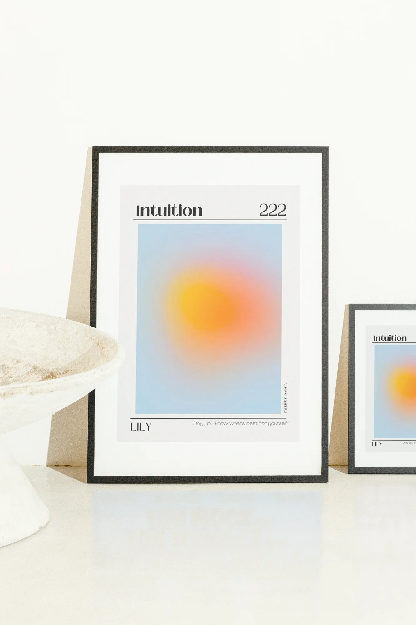 Illustration numérique minimaliste d'un dégradé chaud orange-jaune centré sur un fond bleu clair doux, encadré par un texte audacieux pour une ambiance introspective et sereine.. blue, digital, minimalist, orange, serene, yellow