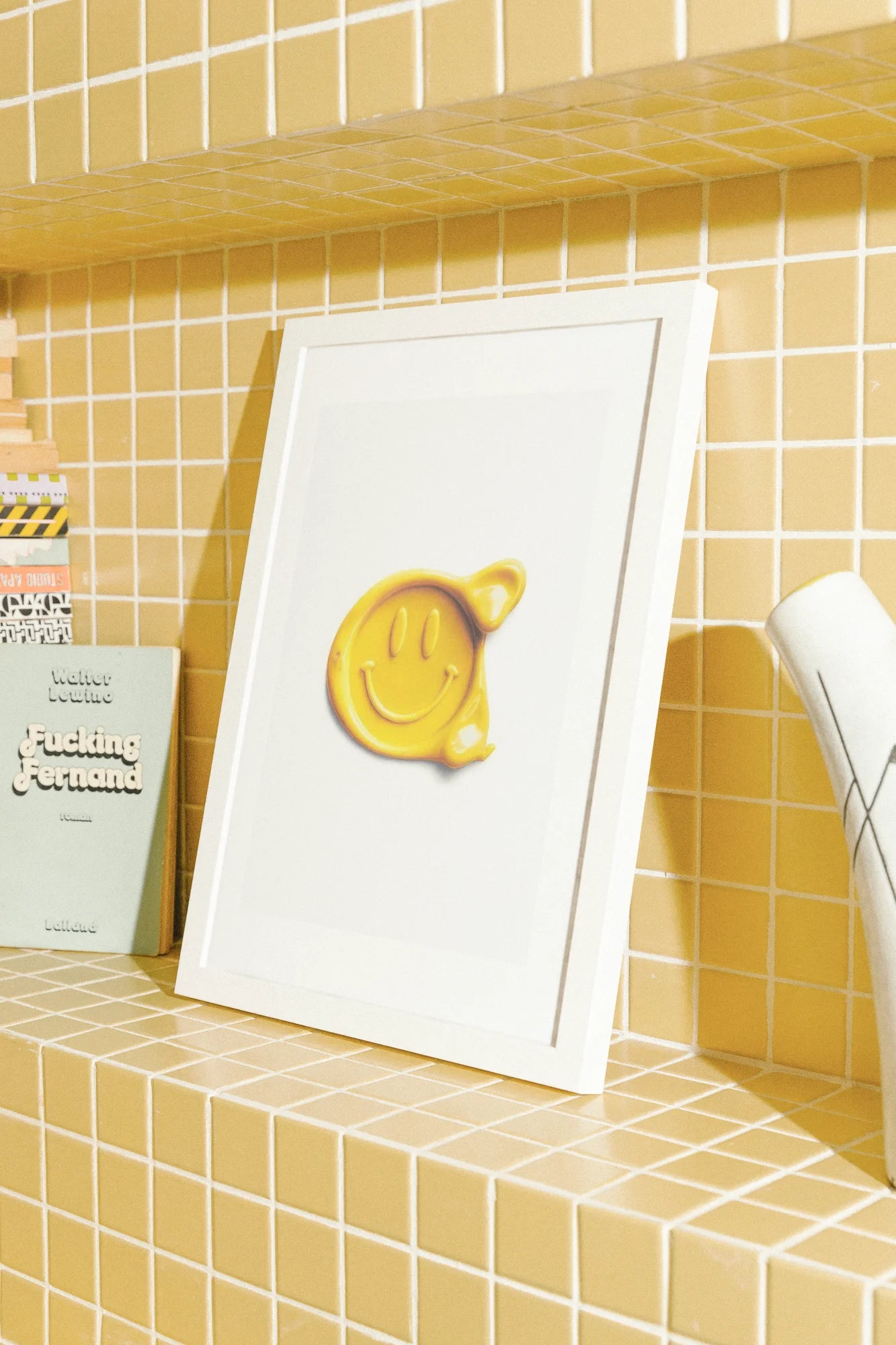 Illustration numérique minimaliste d'un smiley jaune joyeux dans une forme de sceau de cire. Vibrante et chaleureuse, évoquant la joie avec ses textures douces et sa composition centrée.. digital, minimalist, playful, yellow