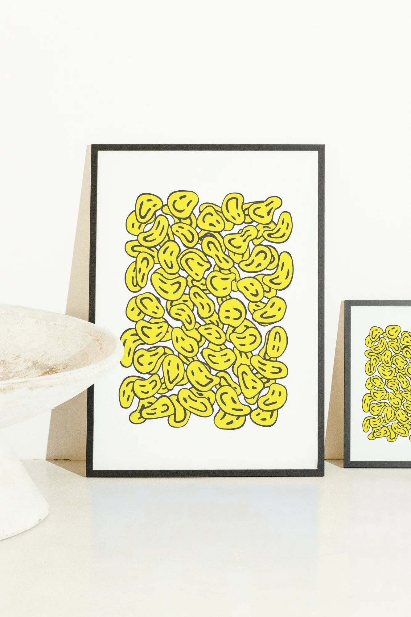 Des formes abstraites minimalistes audacieuses rayonnent le soleil dans un rythme joyeux de courbes jaunes, capturant l'énergie ludique de la lumière à travers la géométrie pure.. abstract, black, digital, geometric, yellow