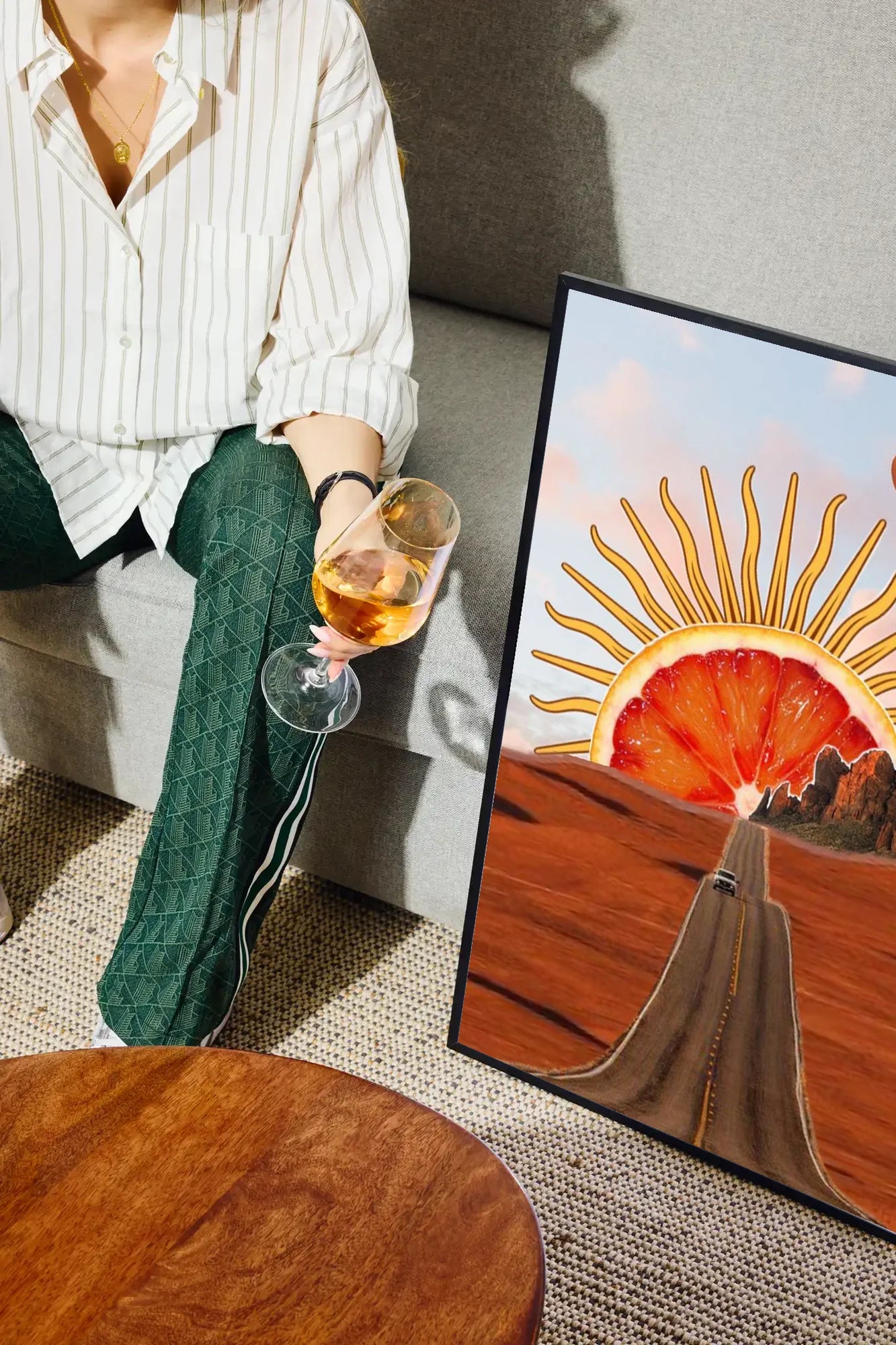 Sungrapes on the Road - drinkglass-sofa