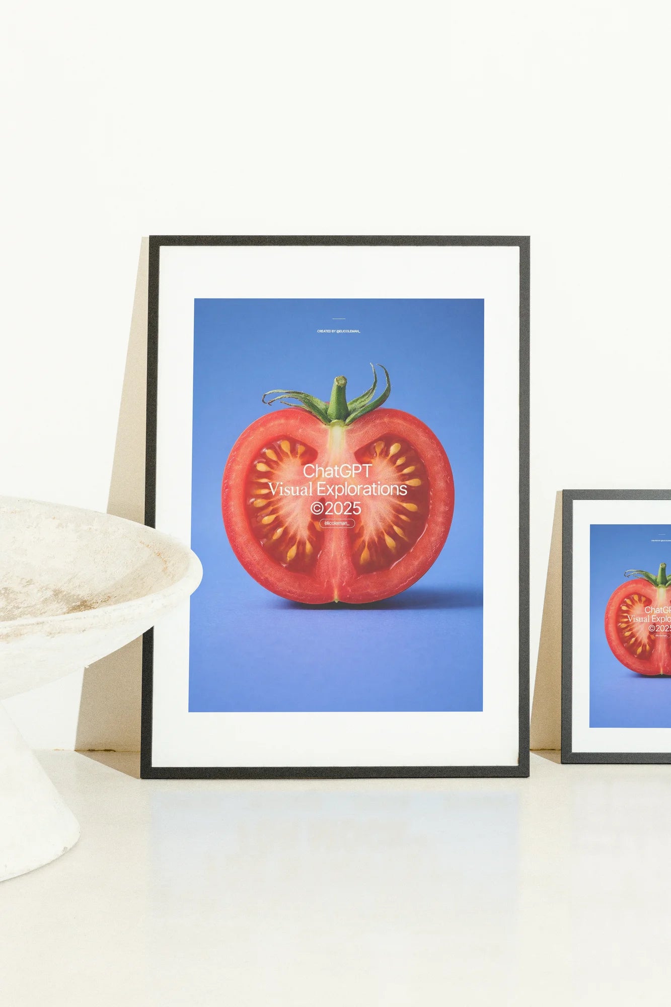 Une tomate coupée en deux, photoréaliste, révèle une explosion d'intérieur cramoisi sur un vide indigo profond.. blue, bold, photographic, red, vibrant