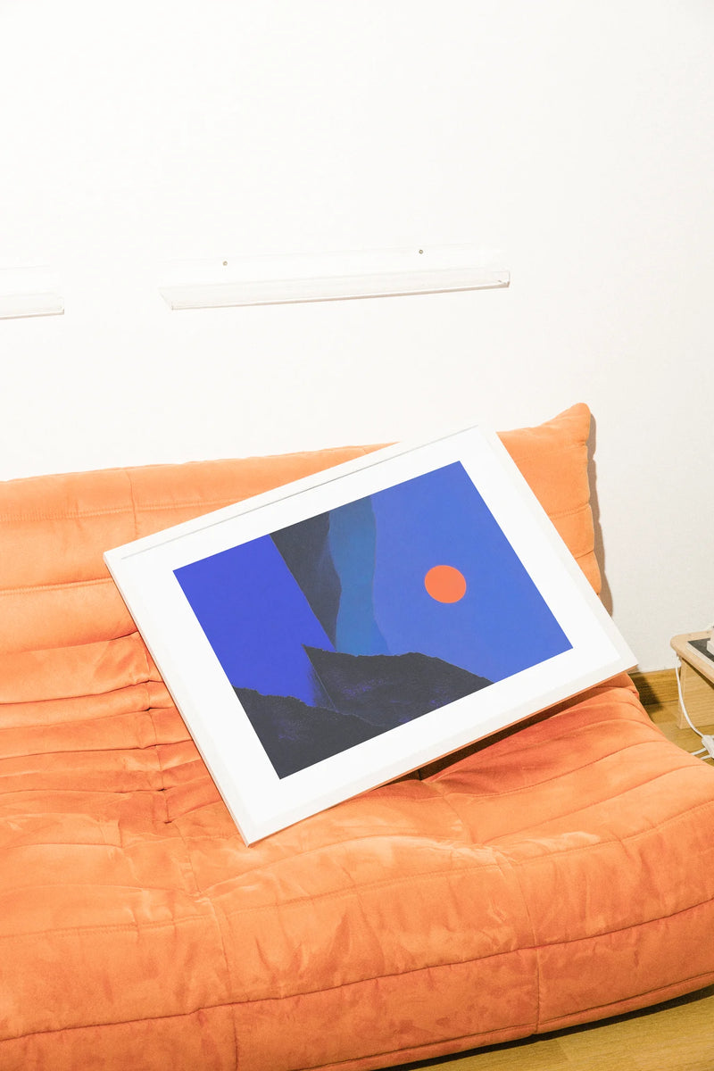 Des teintes plates audacieuses contrastent une lune orange lumineuse sur des eaux d'un bleu profond, flanquées de silhouettes sombres. Un paysage minimaliste capturant un mystère serein.. celestial, minimalist, serene