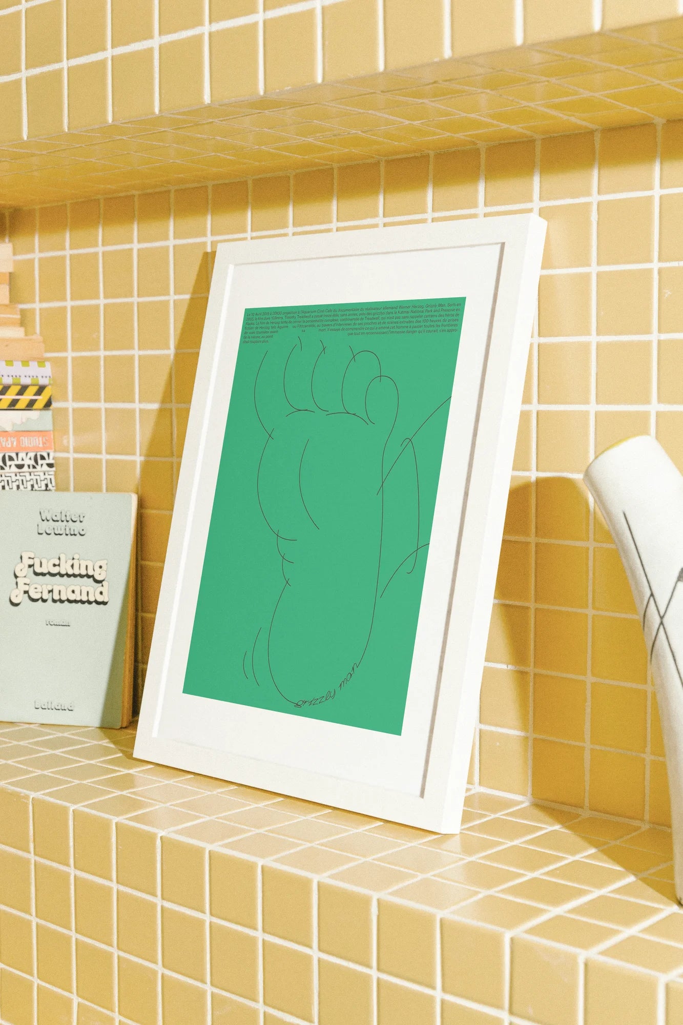 Une toile vert uni présente une esquisse minimaliste de pied humain, rendue en fines lignes noires pour une ambiance abstraite et tranquille.. black, green, ink, line art, minimalist