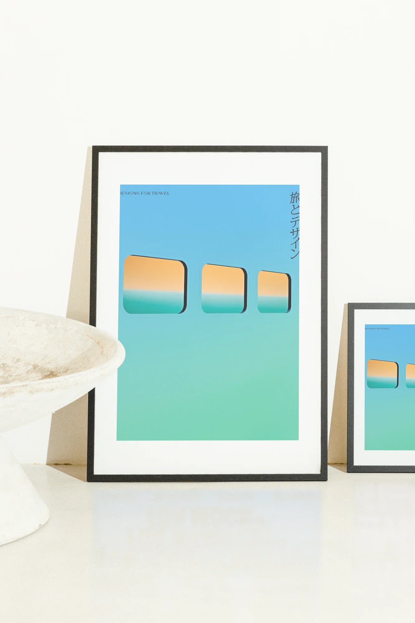 Triptyque numérique minimaliste présentant un dégradé apaisant d'orange à sarcelle sur trois panneaux, évoquant l'harmonie et la tranquillité sur un fond bleu-vert.. abstract, blue, geometric, minimalist, orange, teal