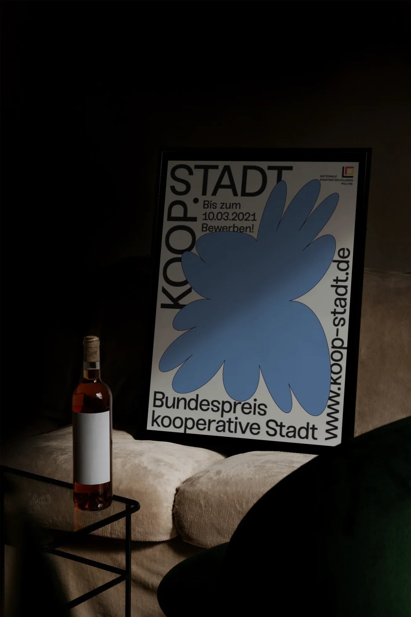 Bewerben bis zum 3. - mockupsofa-dark