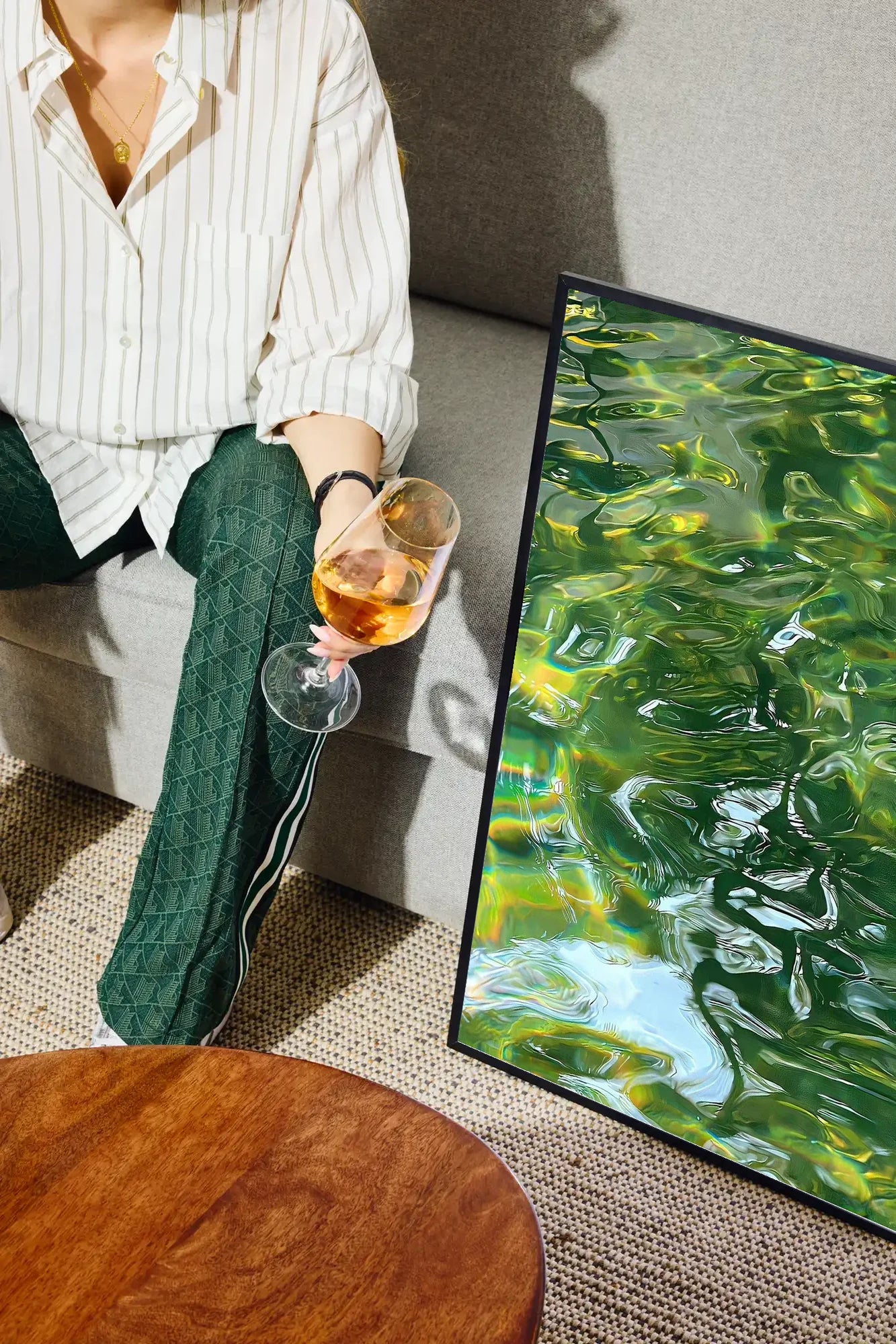 Shimmering Waves - drinkglass-sofa