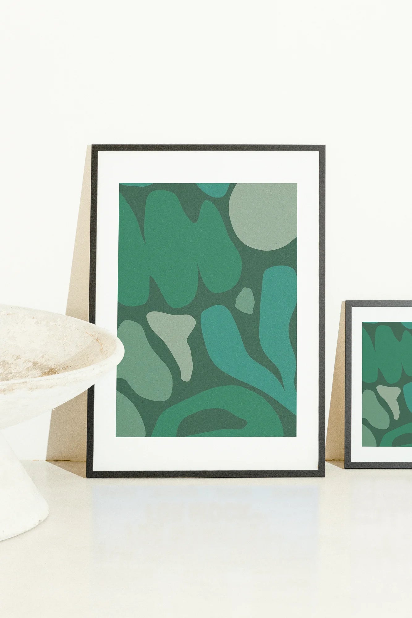 Abstraction numérique minimaliste en dégradés fluides de sarcelle et d'émeraude, évoquant une profonde tranquillité à travers des formes organiques.. abstract, geometric, green, minimalist, teal