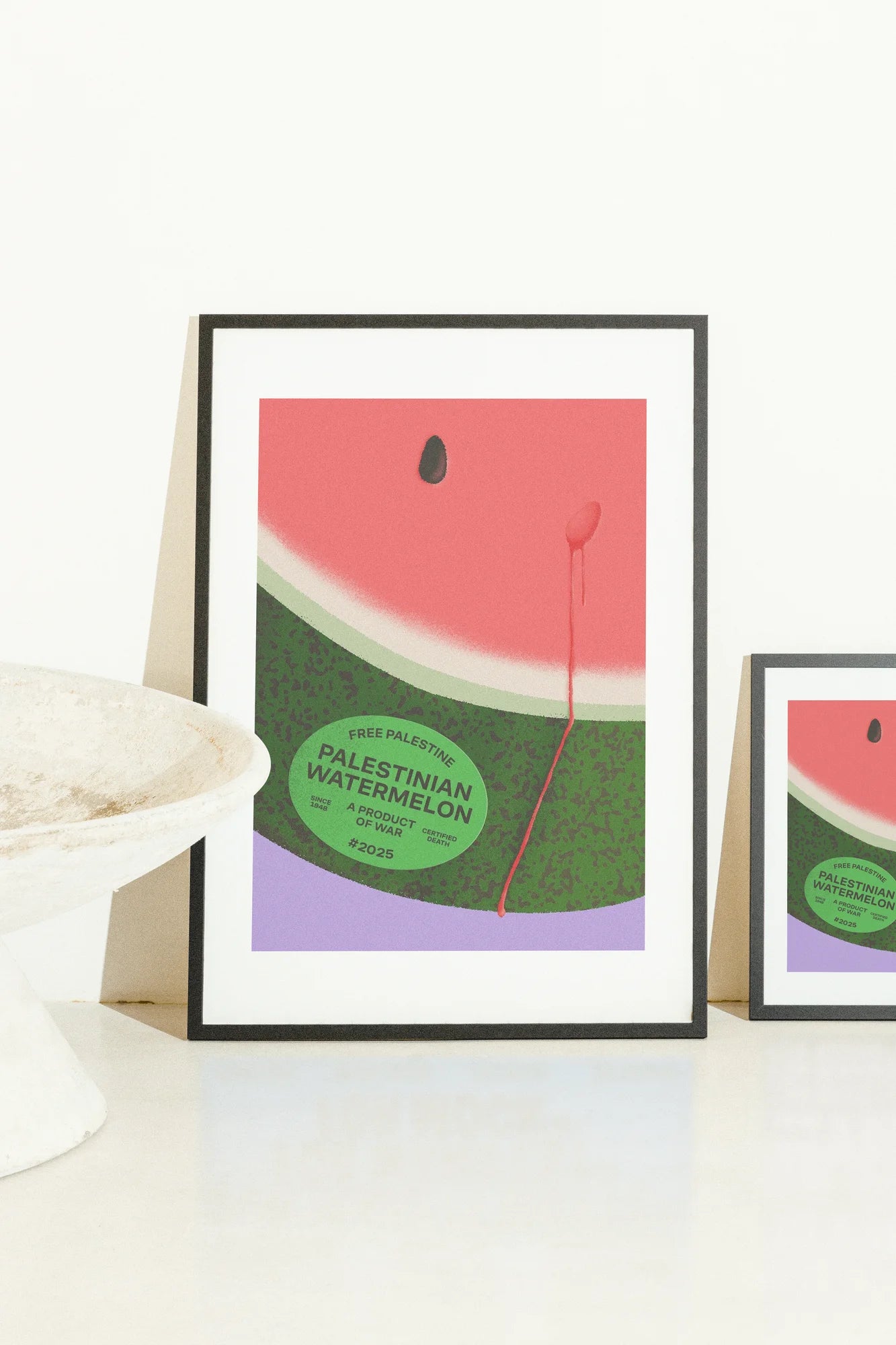 Art graphique minimaliste présentant une tranche de pastèque avec une étiquette austère proclamant 'Free Palestine Palestinian Watermelon: A Product of War 2025.' Des couleurs audacieuses et une typographie urgente. digital art, green, minimalist, pink, red, vibrant