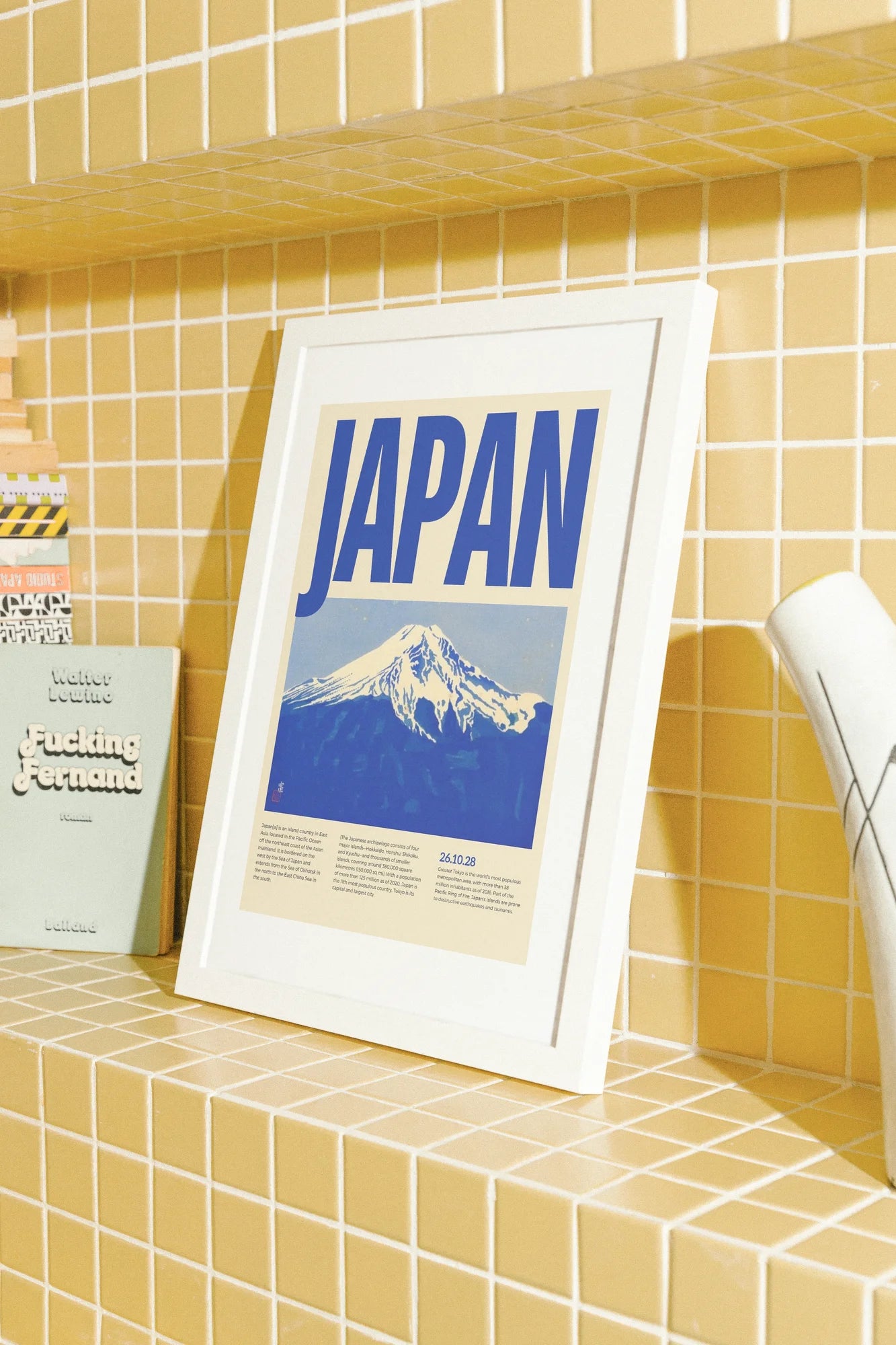 Hommage numérique minimaliste au Mont Fuji du Japon. Une composition sereine de tons bleus vifs et de typographie blanche nette capture la silhouette sacrée de la montagne sur un ciel doux,. blue, landscape, minimalist, typographic, white