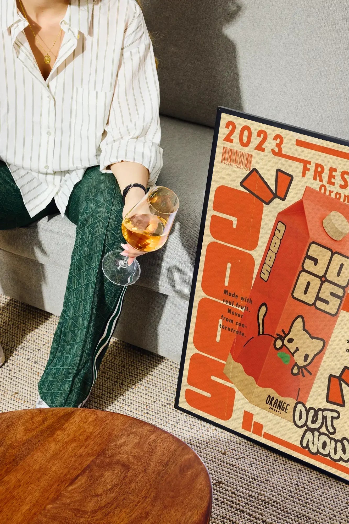 Juice & Whiskers - drinkglass-sofa