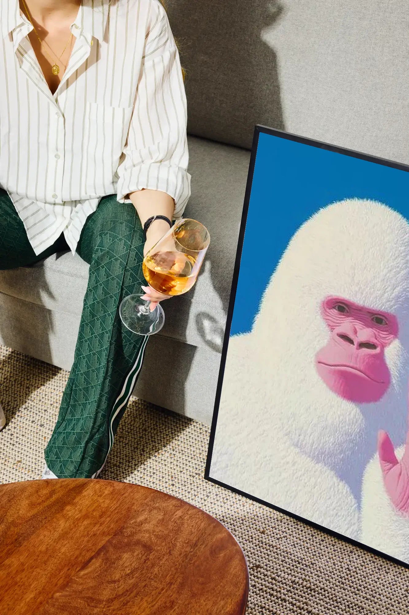 Surreal Gorilla - drinkglass-sofa