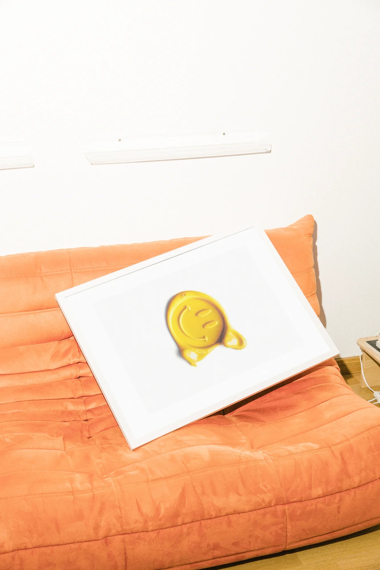 Illustration numérique minimaliste d'un smiley jaune joyeux dans une forme de sceau de cire. Vibrante et chaleureuse, évoquant la joie avec ses textures douces et sa composition centrée.. digital, minimalist, playful, yellow